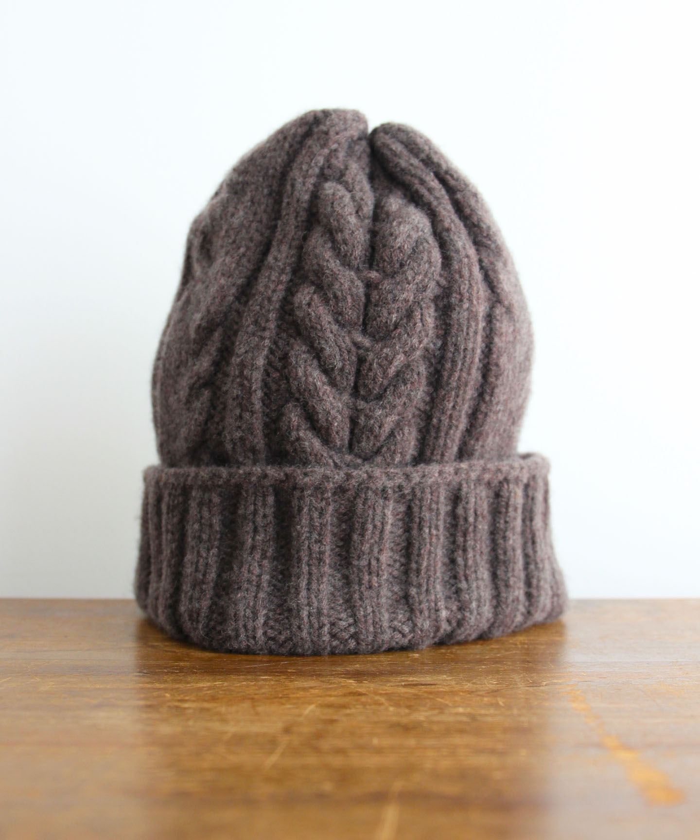 手編み機で編んだ メリノウール ケーブル編みニット帽 Woa 008 And Wool