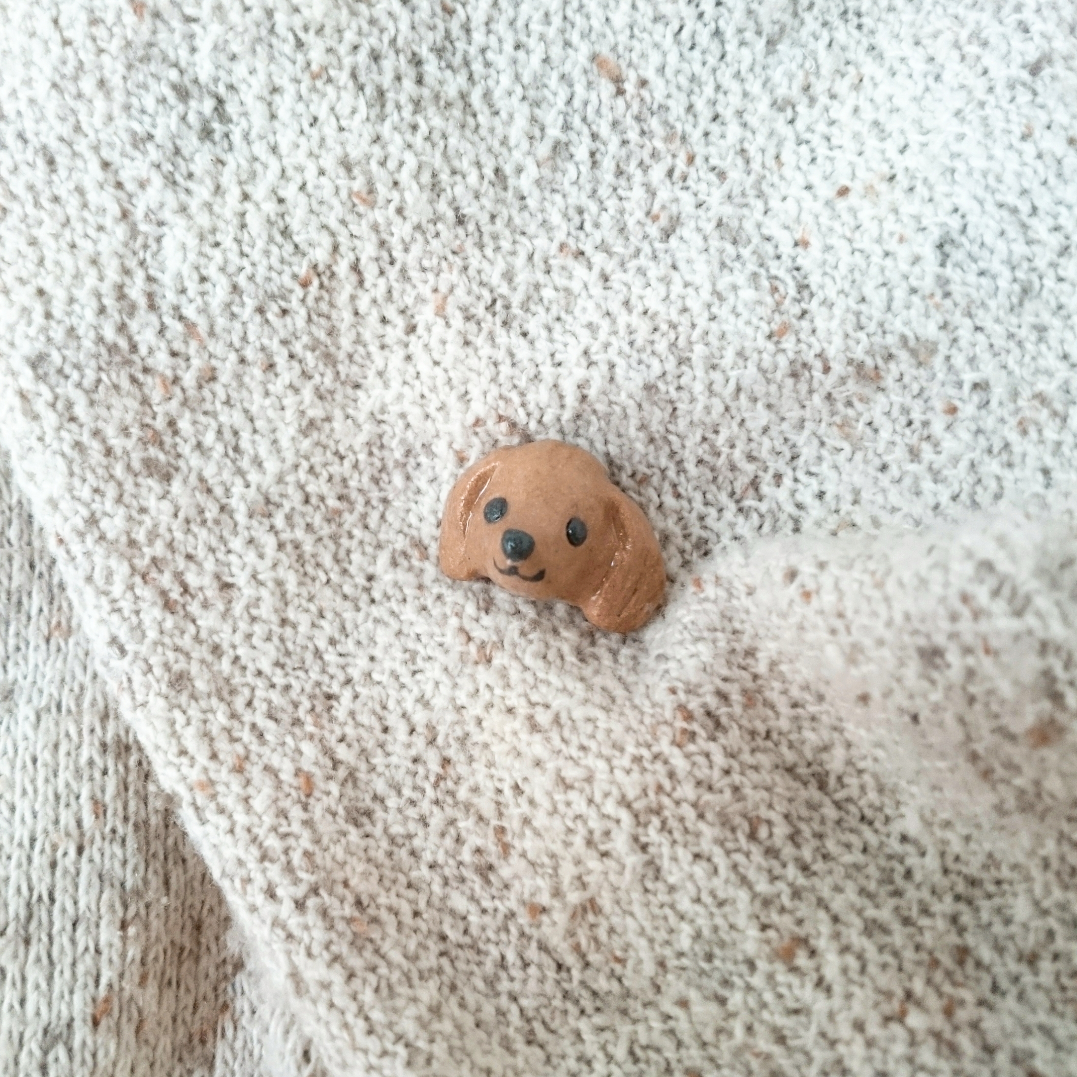 ダックス犬のピンバッチ 茶色 陶器のことり ダックス犬のピンバッチ 茶色 陶器のことり