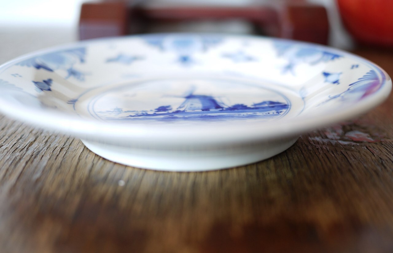 ロイヤルデルフト 壁飾小皿 青花染付 風車絵 こりすのパン屋