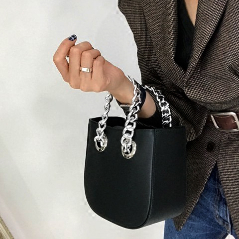 送料無料 2色 バッグ レディース 2way ショルダーバッグ ハンドバッグ チェーン かっこいい シンプル 大人カジュアル 手提げ 斜めがけ 肩がけ バック こぶり 大人女子 10代 代 30代 韓国 レディース ファッション トレンド アイテム ワンマイル Db1177 Dbstyle 海外 送料無料 2色 バッグ レディース 2way ショルダーバッグ ハンドバッグ チェーン かっこいい シンプル 大人カジュアル 手提げ 斜めがけ 肩がけ バック こぶり 大人女子 10代 代 30代 韓国 レディース ファッション トレンド アイテム ワンマイル Db1177 Dbstyle 海外
