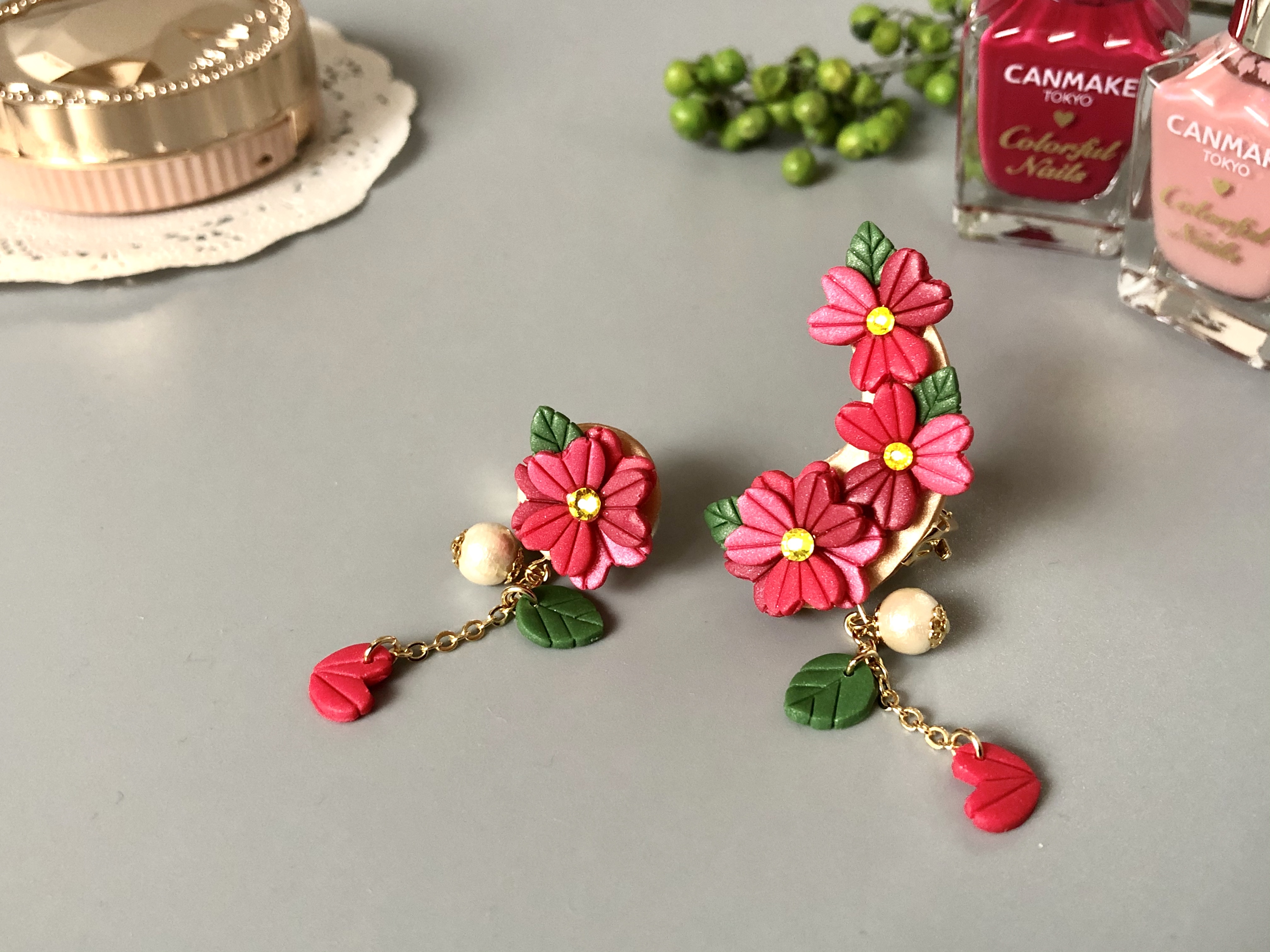 可憐な椿 アシンメトリー イヤーカフ ポリマークレイ オーブン粘土 揺れる コットンパール 花 Petit Love プチラブ 可憐な椿 アシンメトリー イヤーカフ ポリマークレイ オーブン粘土 揺れる コットンパール 花 Petit Love プチラブ