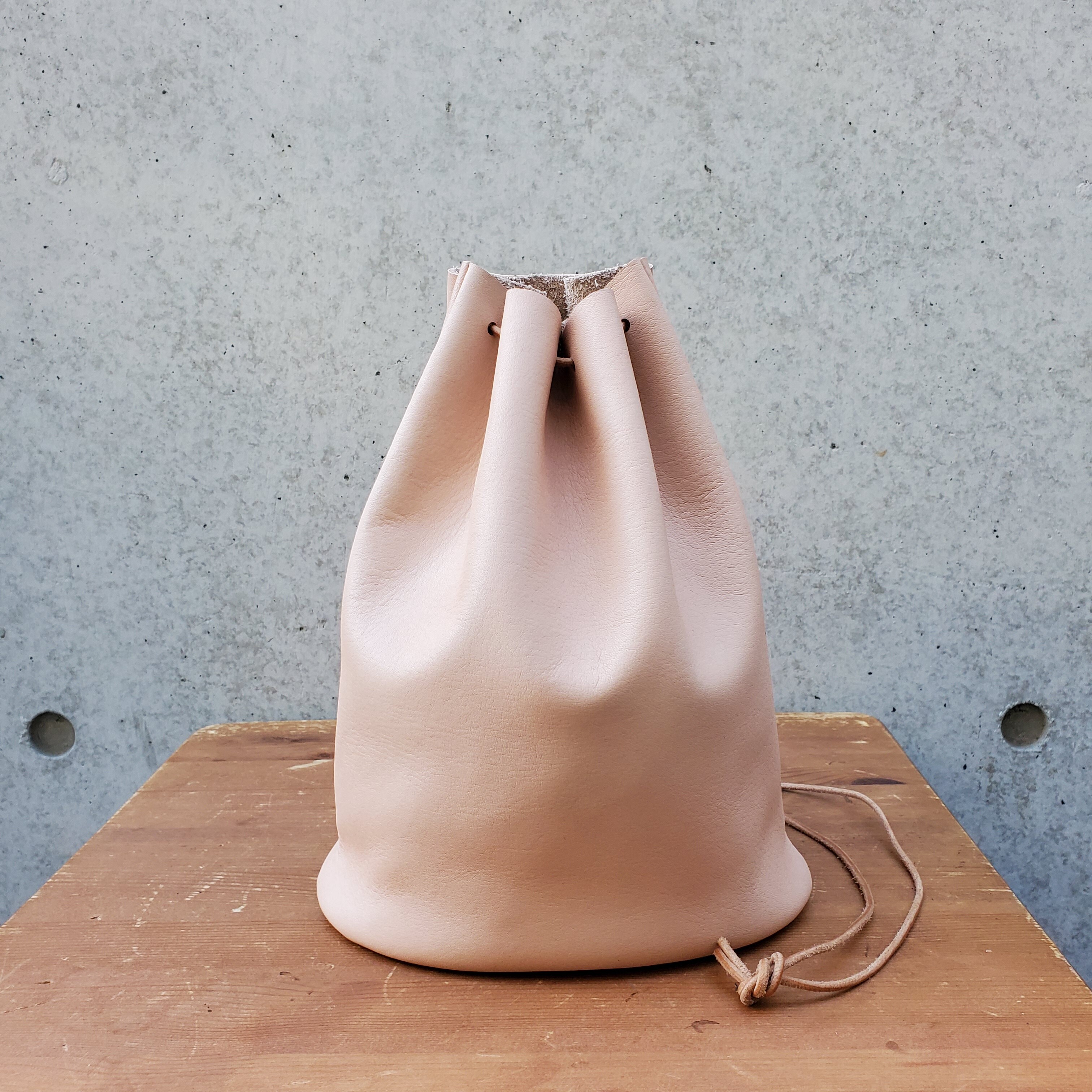 "Utility Bag02" 大人のためのレザー巾着(底あり) -柔らかくほどよい厚みが安心の牛革 - 画像2