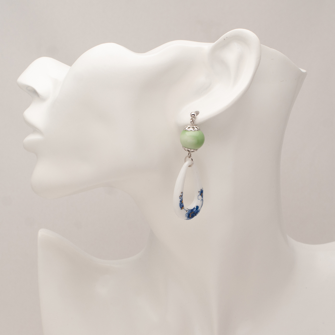 淡緑の陶玉と花模様の中国陶器フープピアス Asiamoku