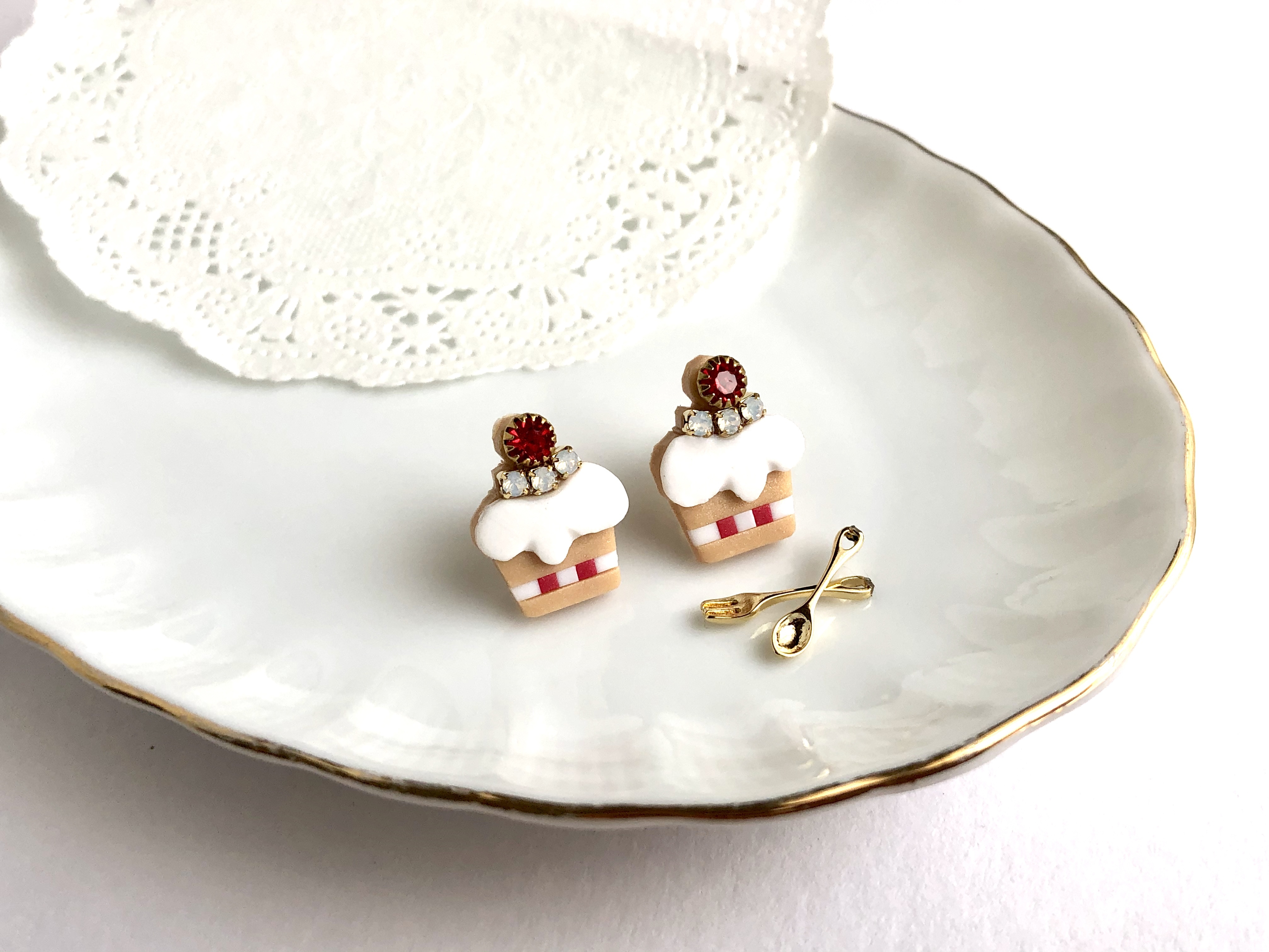 クリームたっぷり カップケーキ スタッドピアス 金属アレルギー対応 ポリマークレイ 粘土 Petit Love プチラブ クリームたっぷり カップケーキ スタッドピアス 金属アレルギー対応 ポリマークレイ 粘土 Petit Love プチラブ