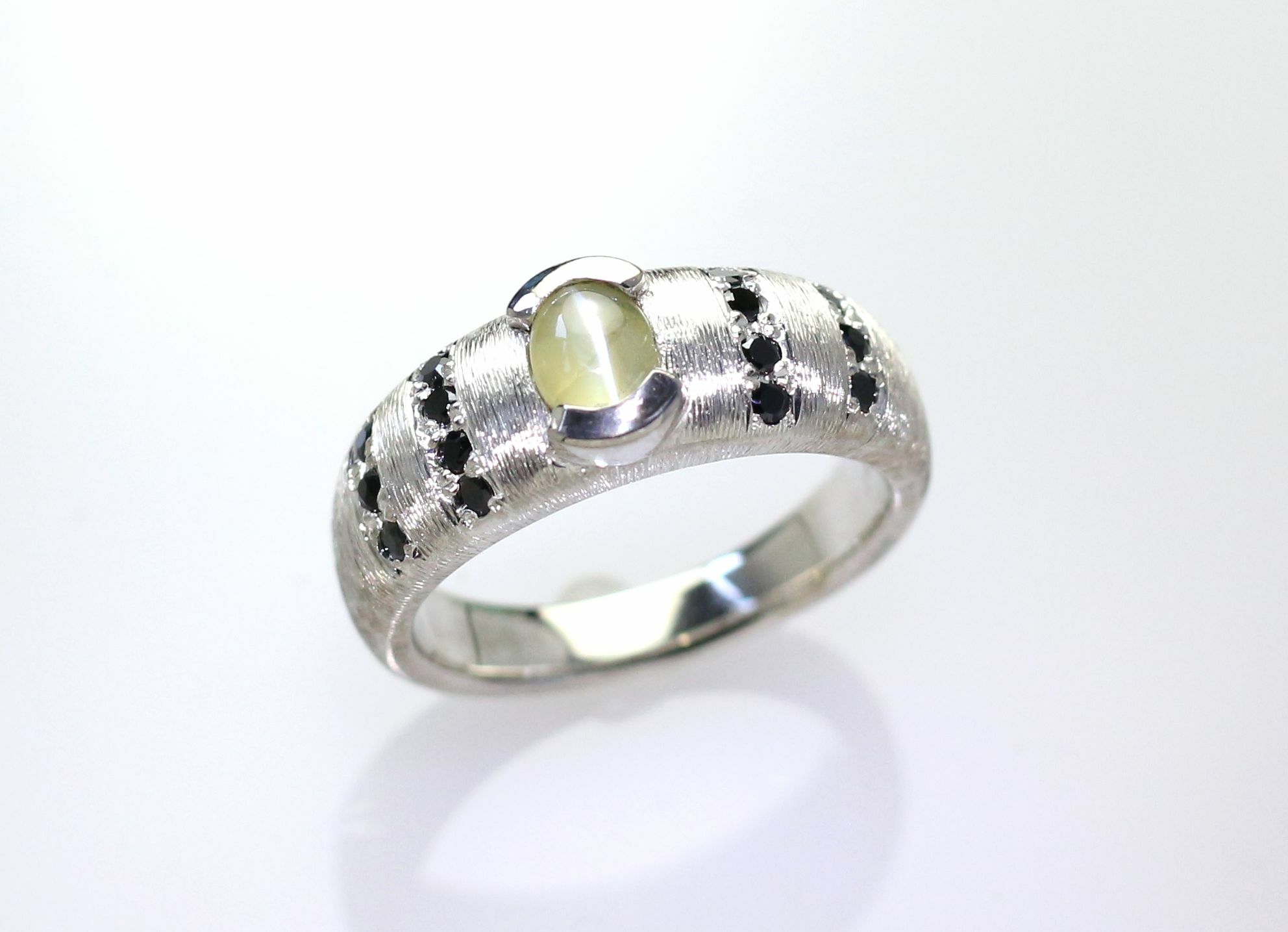 クリソベリルキャッツアイ 0 57ct ブラックスピネルリング Atelier Ozaki クリソベリルキャッツアイ 0 57ct ブラックスピネルリング Atelier Ozaki