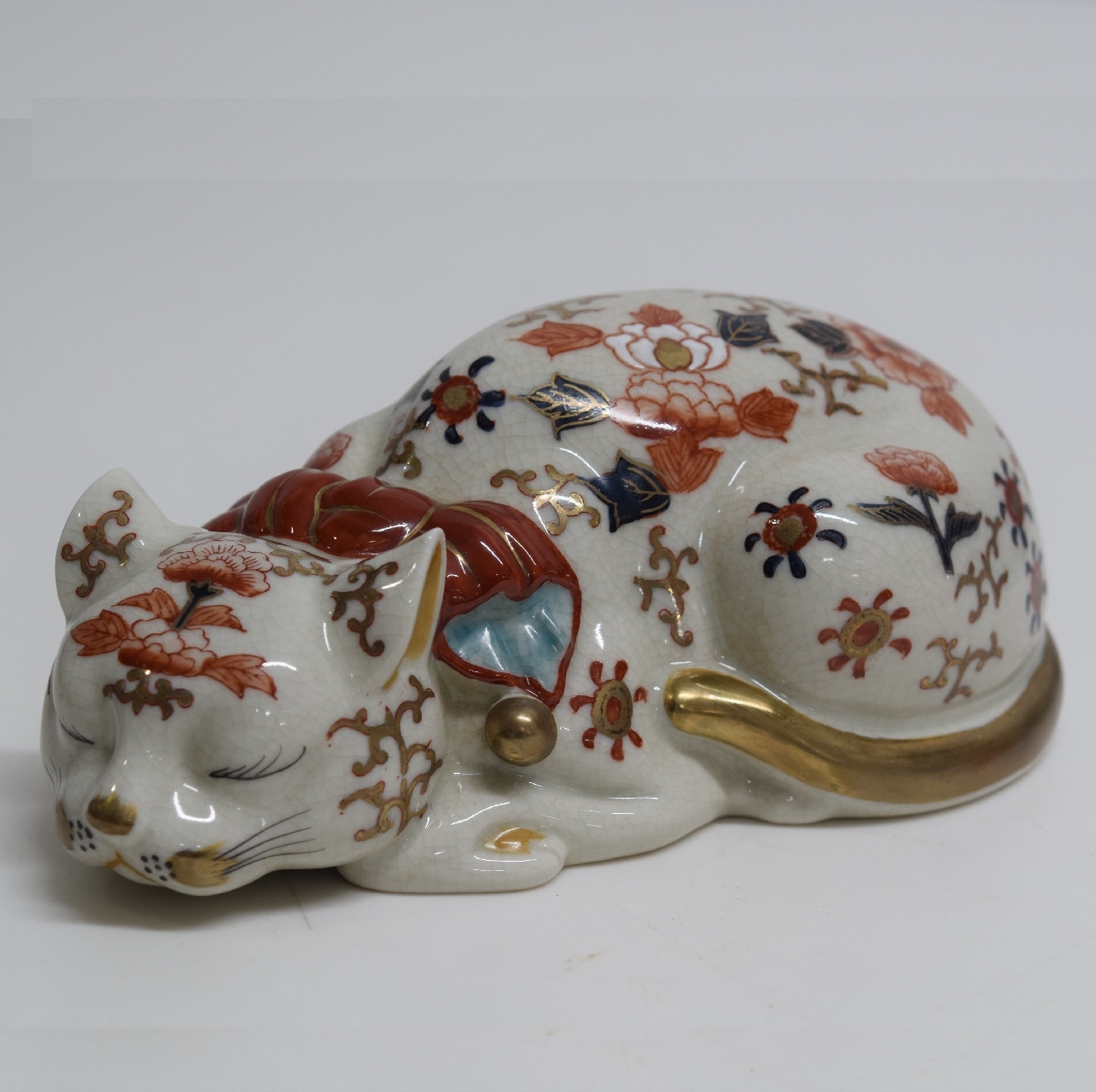 伊万里 眠り猫 金鈴 牡丹花文様 置物 縁起物 ねこ D Plus Stock 伊万里 眠り猫 金鈴 牡丹花文様 置物 縁起物 ねこ D Plus Stock