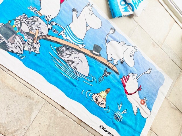 Moomin Shop Hawaii 正規品 ムーミンショップハワイ限定 バスタオル 角型 ムーミン ビーチタオル 大 アロハ Aloha ハワイ Hawaii ハワイ買い付け 海外雑貨 プレゼント ギフト 贈り物 キャラクター イラスト コレクション Puahawaii Moomin Shop Hawaii 正規品 ムーミンショップハワイ限定 バスタオル 角型 ムーミン ビーチタオル 大 アロハ Aloha ハワイ Hawaii ハワイ買い付け 海外雑貨 プレゼント ギフト 贈り物 キャラクター イラスト コレクション Puahawaii