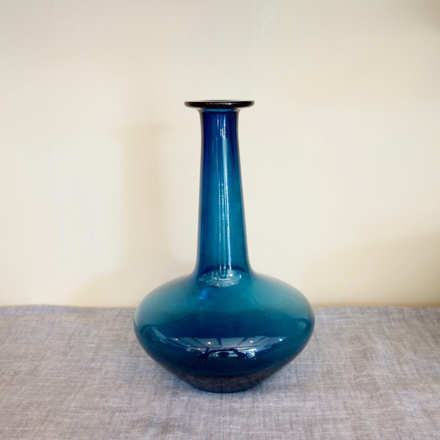 北欧ビンテージ 碧色の花瓶 Attic Vintage At Kaina 北欧ビンテージ 碧色の花瓶 Attic Vintage At Kaina