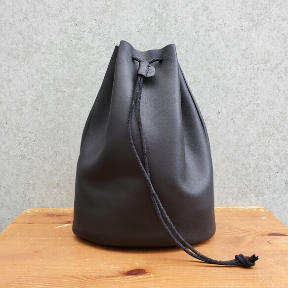 "Utility Bag02" 大人のためのレザー巾着(底あり) -柔らかくほどよい厚みが安心の牛革 - 画像1