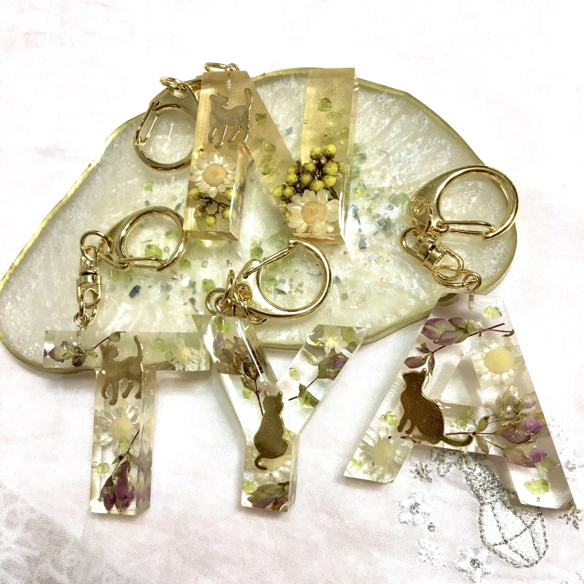 ニャンコシリーズ オシャレさん アルファベットチャーム Kiri ハーバリウムフラワー雑貨屋さん