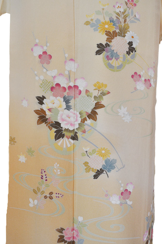 訪問着レンタル■上品な鳥の子色に牡丹・桜・菊等の花車■正絹フリーサイズhu5〔往復送料無料〕 - 画像5