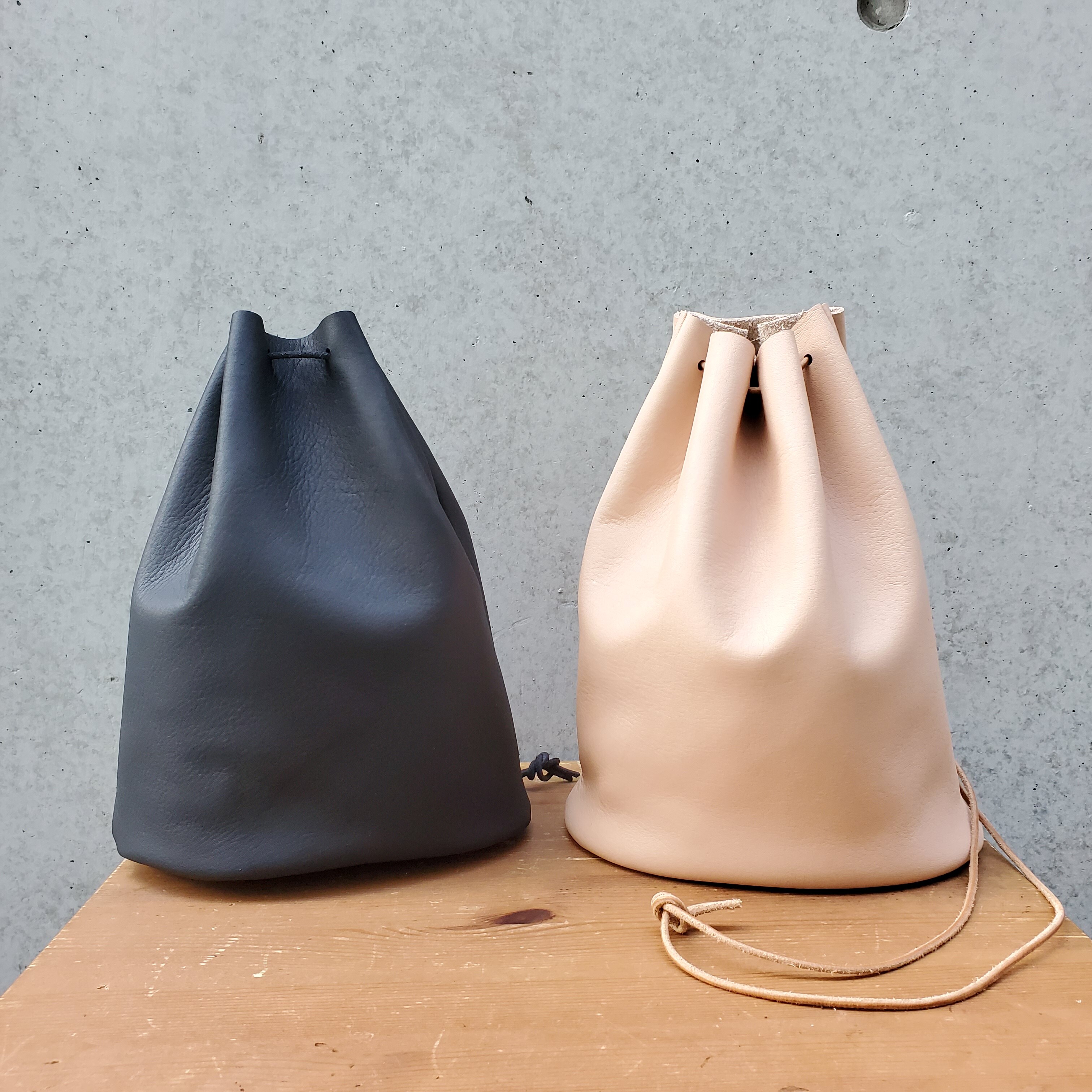 "Utility Bag02" 大人のためのレザー巾着(底あり) -柔らかくほどよい厚みが安心の牛革 - 画像3