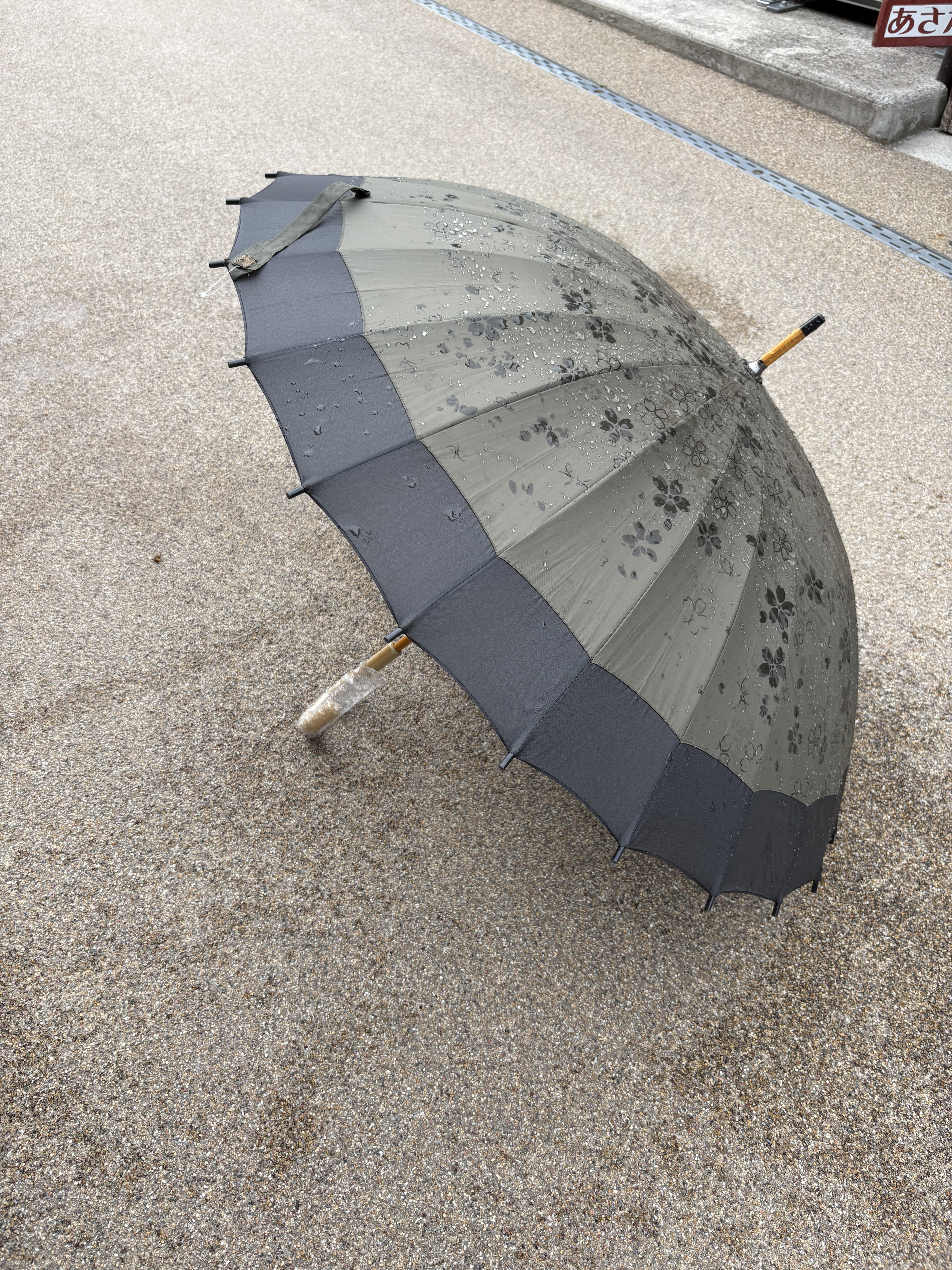 濡れたら桜が浮き出る傘