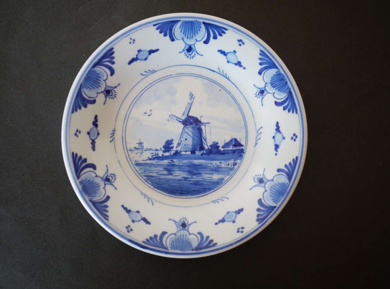 ロイヤルデルフト 壁飾小皿 青花染付 風車絵 こりすのパン屋