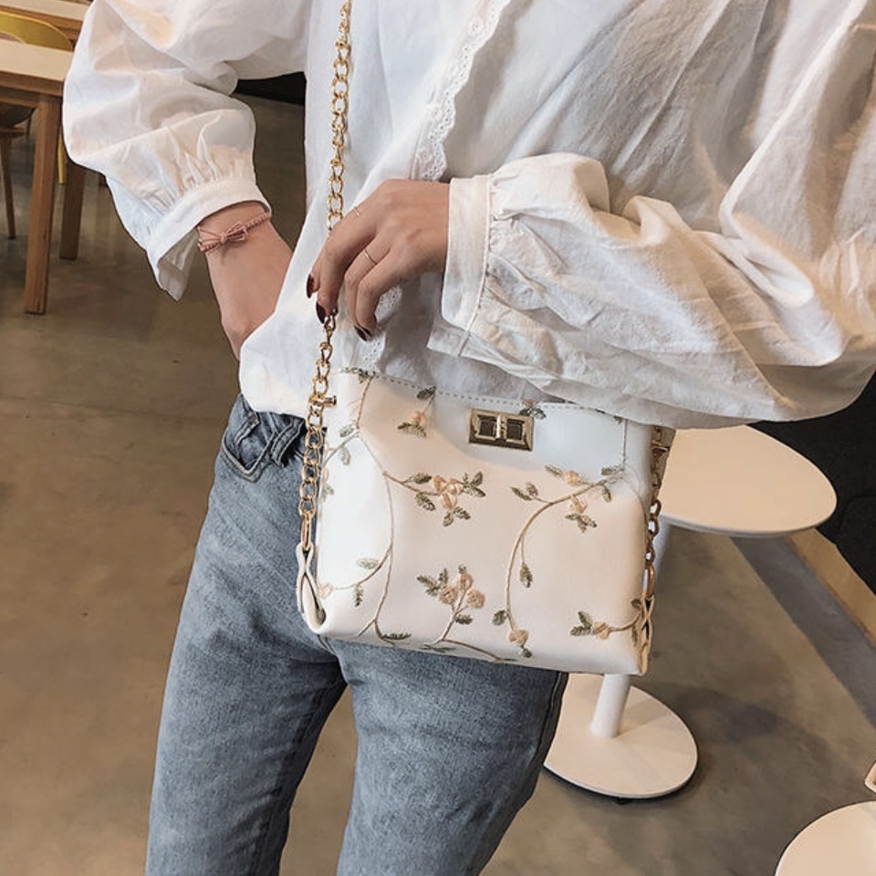 刺繍花柄 バッグ 斜めがけショルダーバッグ かわいい 肩掛けバッグ レディースバッグ 春夏バッグ サブバッグ Bg 0070 Hapi Hapi Girl ハピ ガル