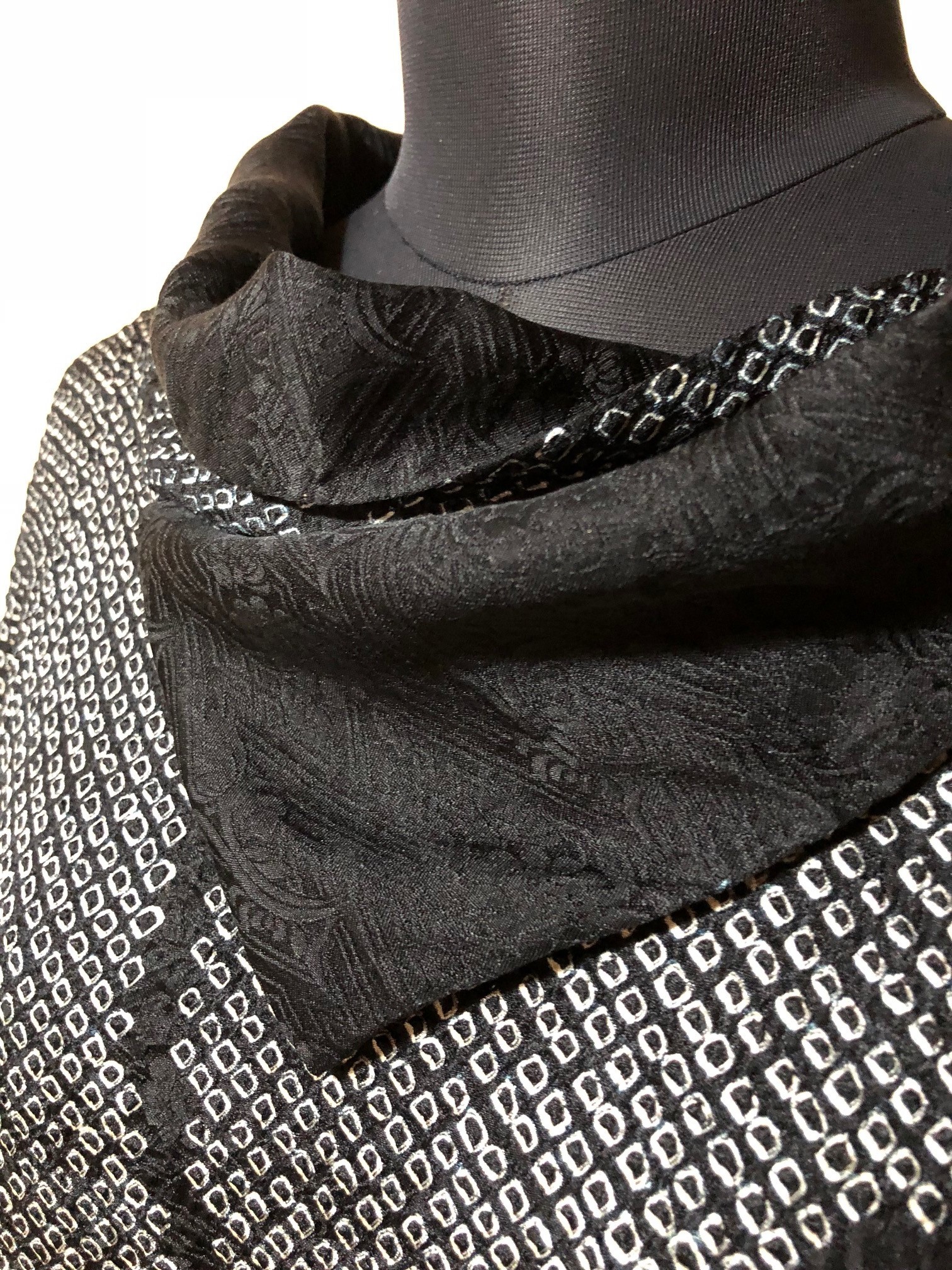 ☆着物リメイクハンドメイド人気の正絹黒絞り重ね襟チュニック | 着物リメイク嬉しいや
