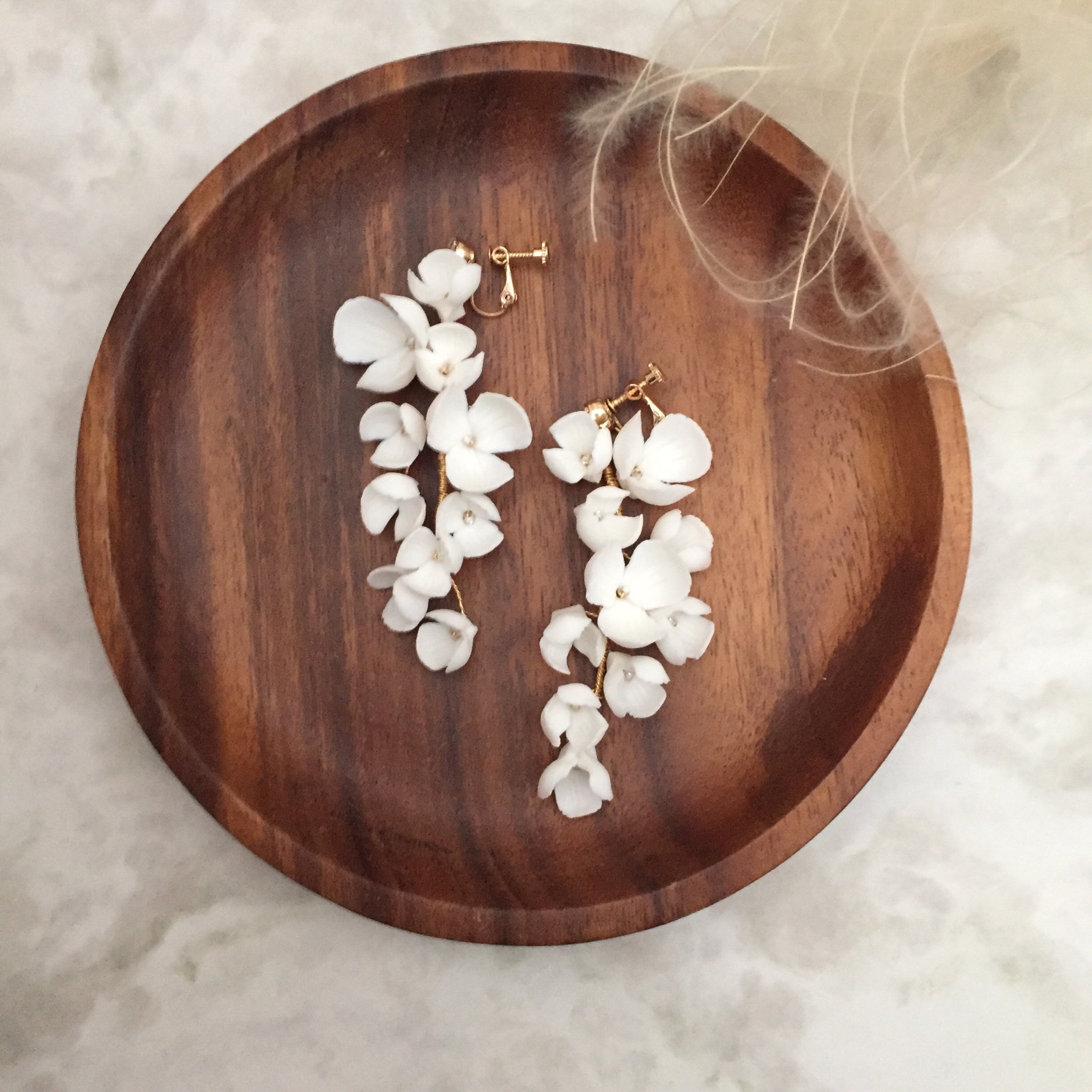 White Flower フラワーイヤリング Muguet Jewel オシャレな大人花嫁のウェディングアクセサリー 大ぶりピアス イヤリング