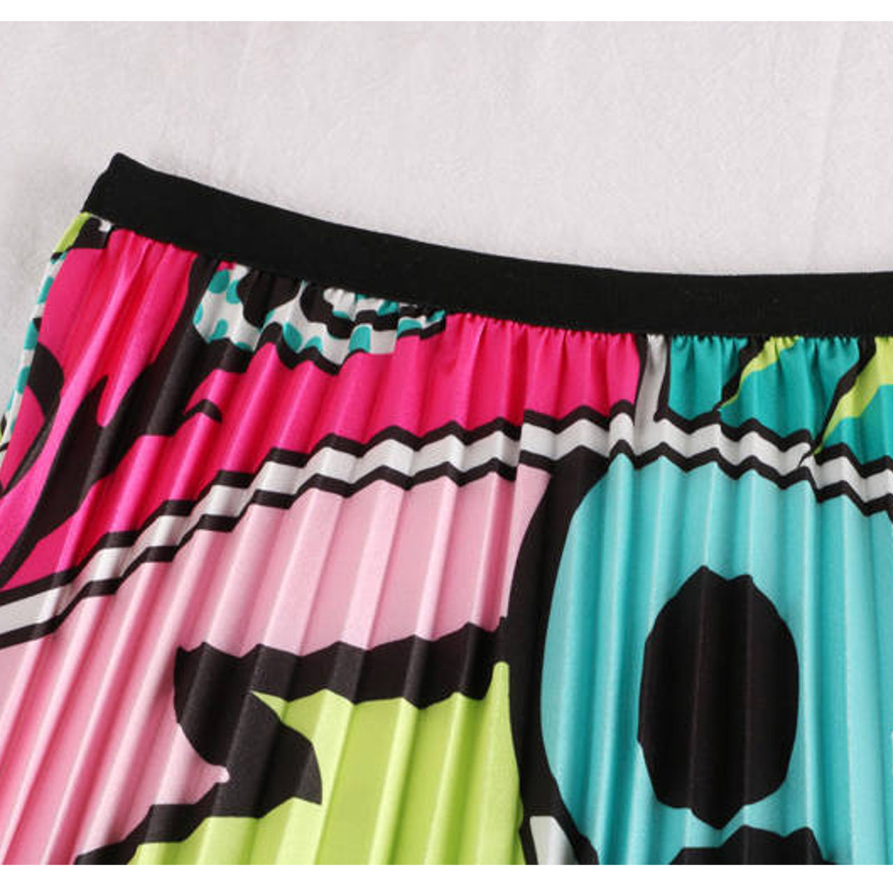 即納品 Pop かわいい 漫画プリント プリーツ ミモレ丈 ロングスカート アニメ イラスト 原宿系 カラフル配色 レトロ ポップ アメコミ 女性 サングラス 唇 リップ 顔 フェイス セクシー お化け モンスター 水玉 おしゃれ カラー コーデ 派手 青紫白赤茶水色 通販 Kk115