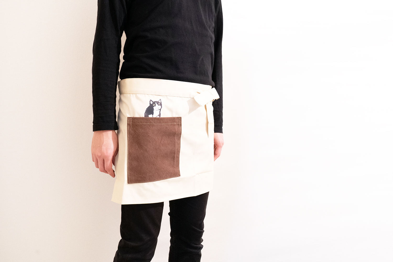 覗く猫さんシリーズ ポケットから黒猫さんが覗く可愛すぎるショートエプロン 自分用 母の日ギフト Yoshie Moriuchi