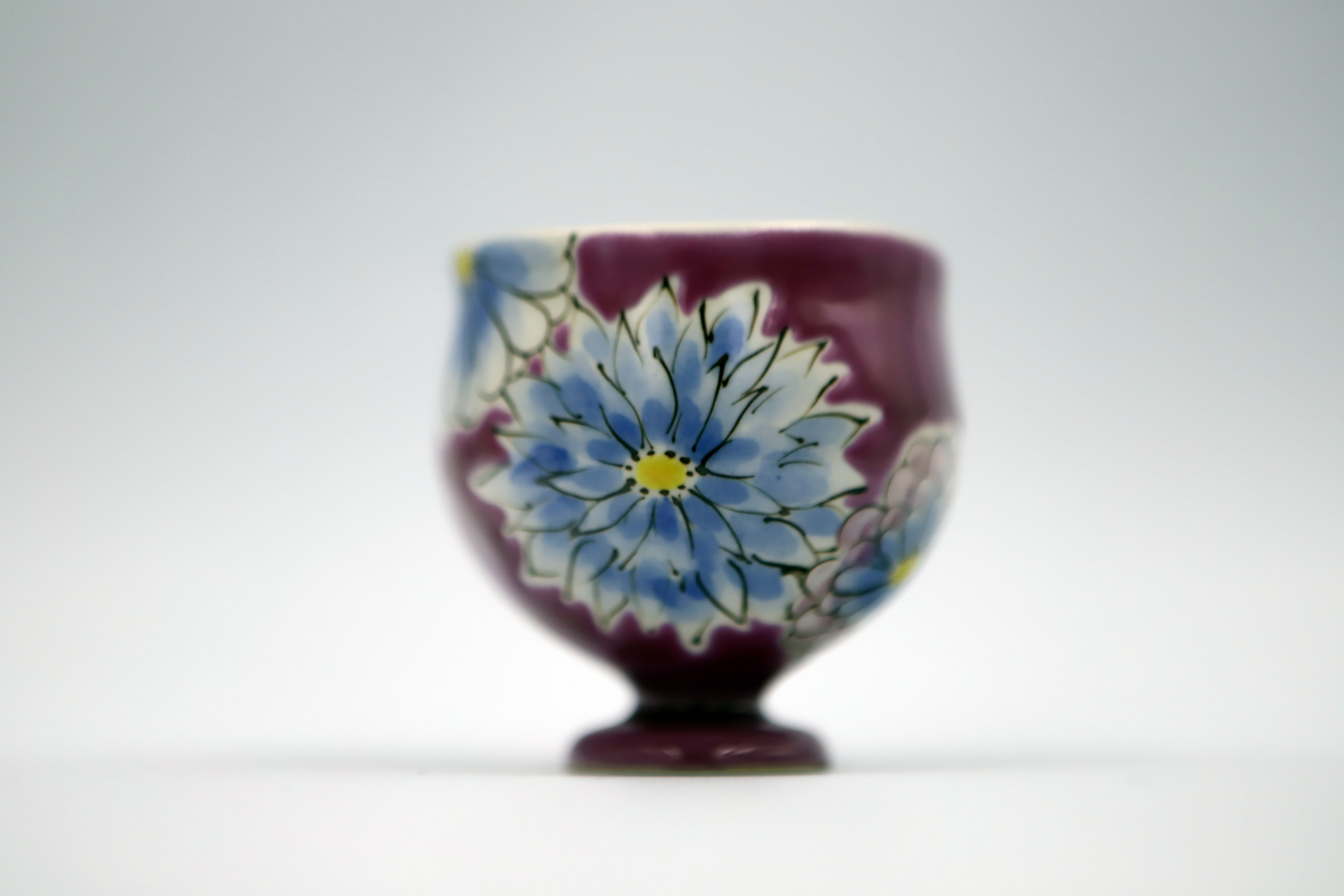 ぐい呑 紫 青い花 / 九谷焼