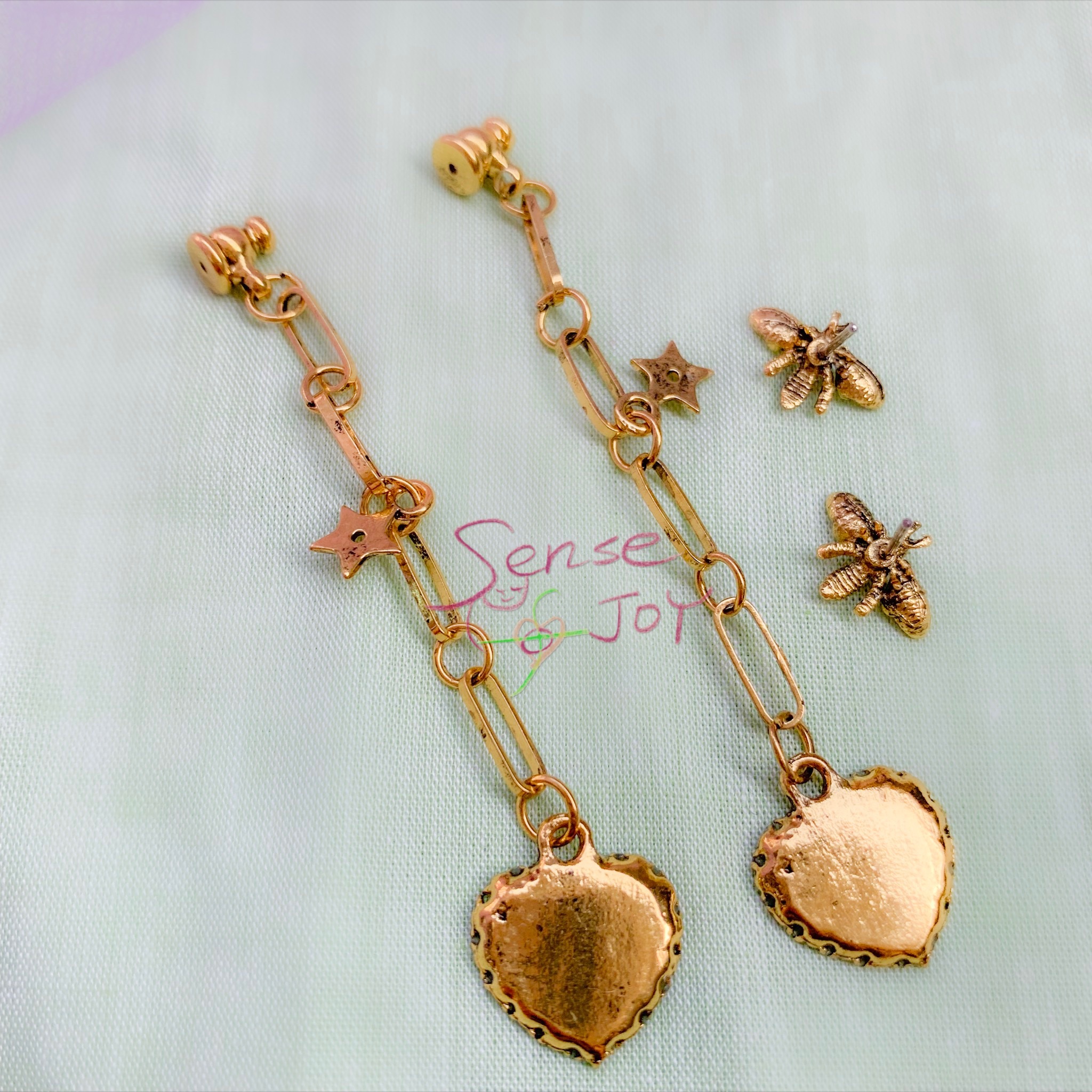 Amour Bee ハートと蜂のヴィンテージ風スイングピアス Sense Of Joy センスオブジョイ