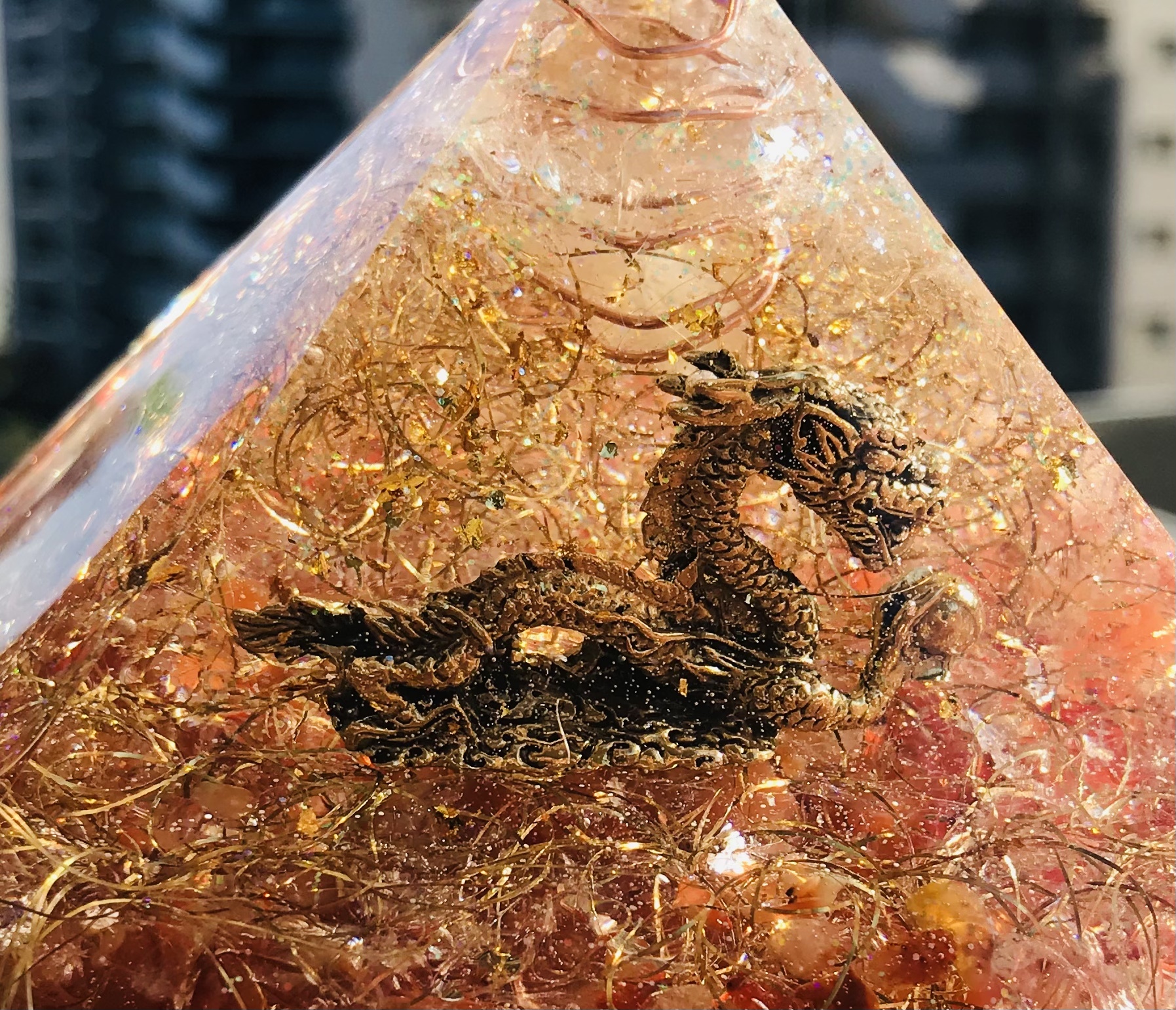 黄金比のピラミッド型 龍のオルゴナイト さざれ石 カーネリアン Limaluana616