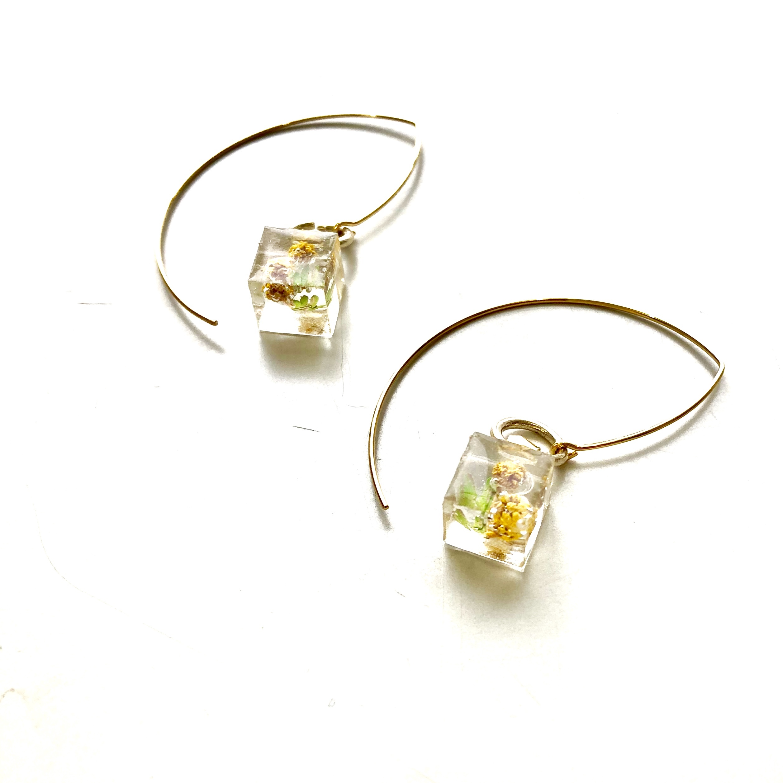 ミモザ キューブピアス 押し花ボタニカルアクセサリーfloralia ﾌﾛｰﾗﾘｱ