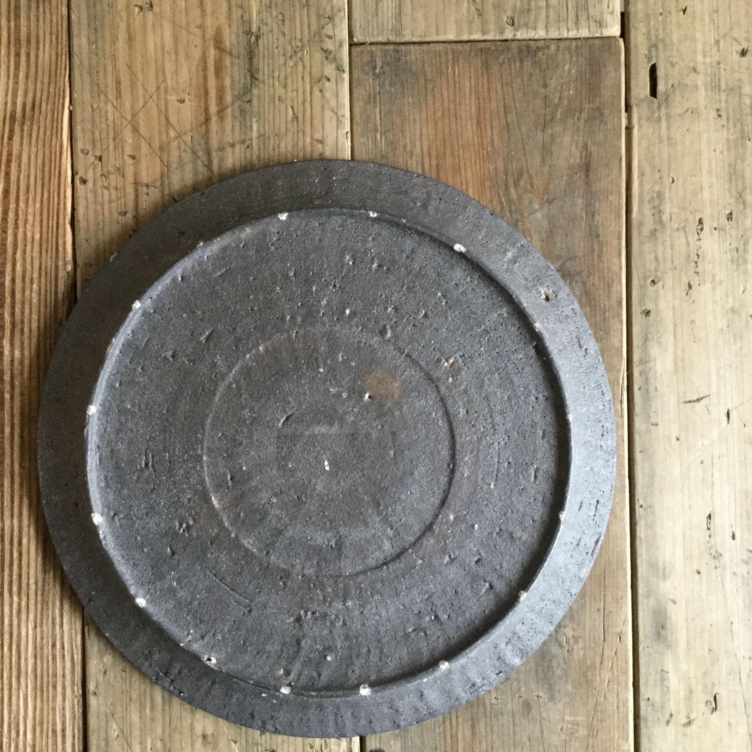 【恵山・小林耶摩人】 8寸リム皿 黒釉 φ24.5cm - 画像3