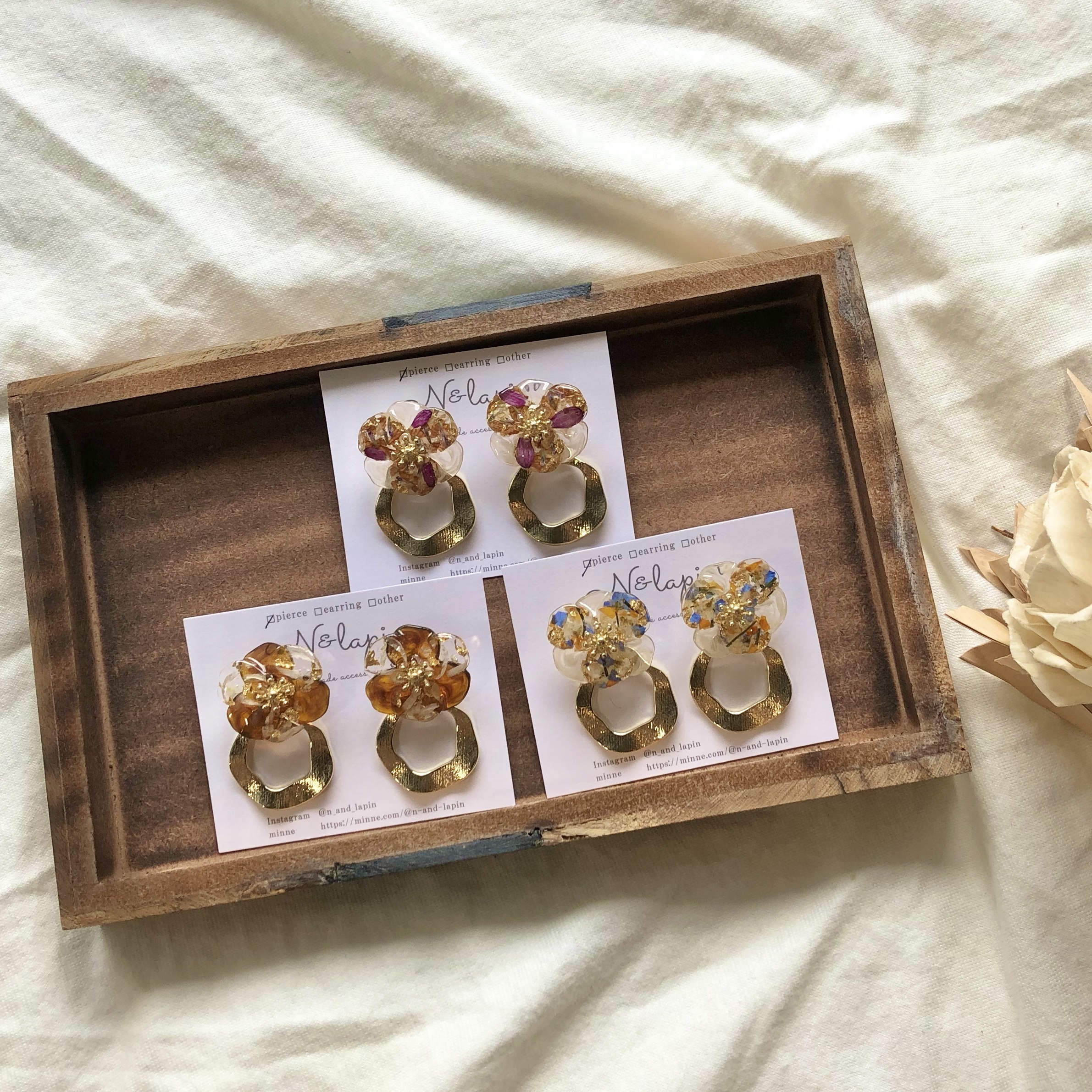 Select レジンフラワー ウェーブリングのボリュームピアス イヤリング Homna Select レジンフラワー ウェーブリングのボリュームピアス イヤリング Homna