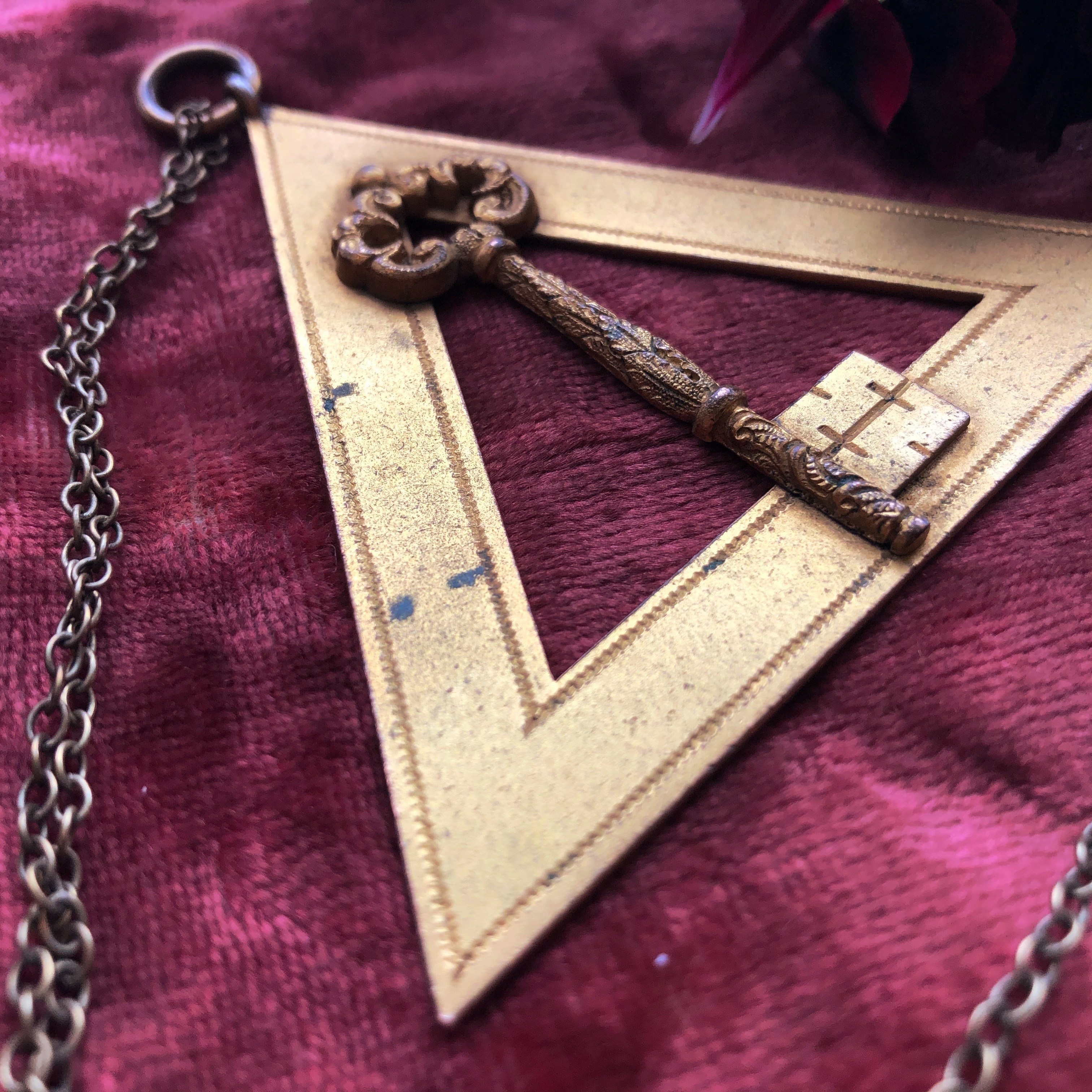 フリーメイソンの宝章 鍵と三角 メルキュール骨董店