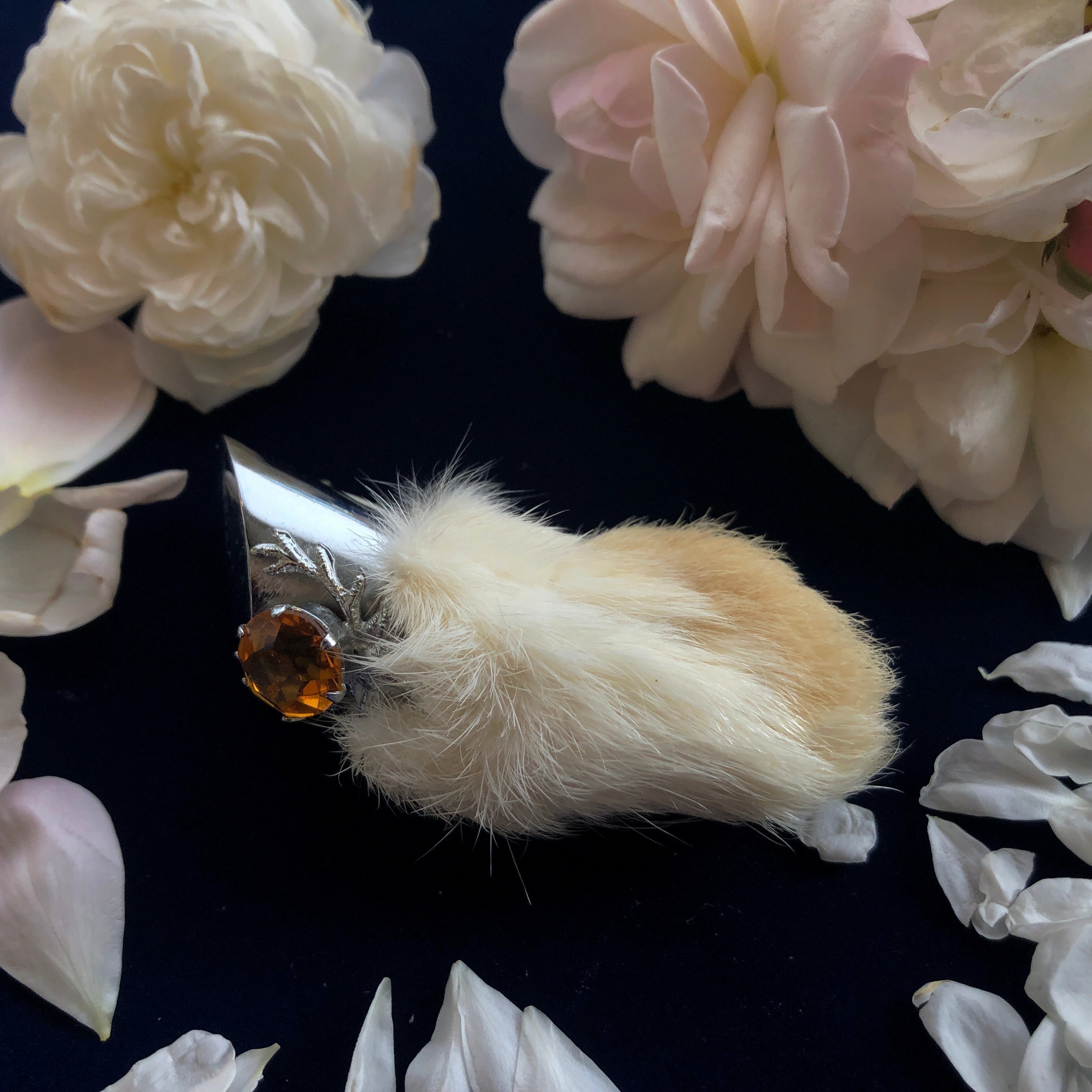 兎の足のお守りブローチ メルキュール骨董店