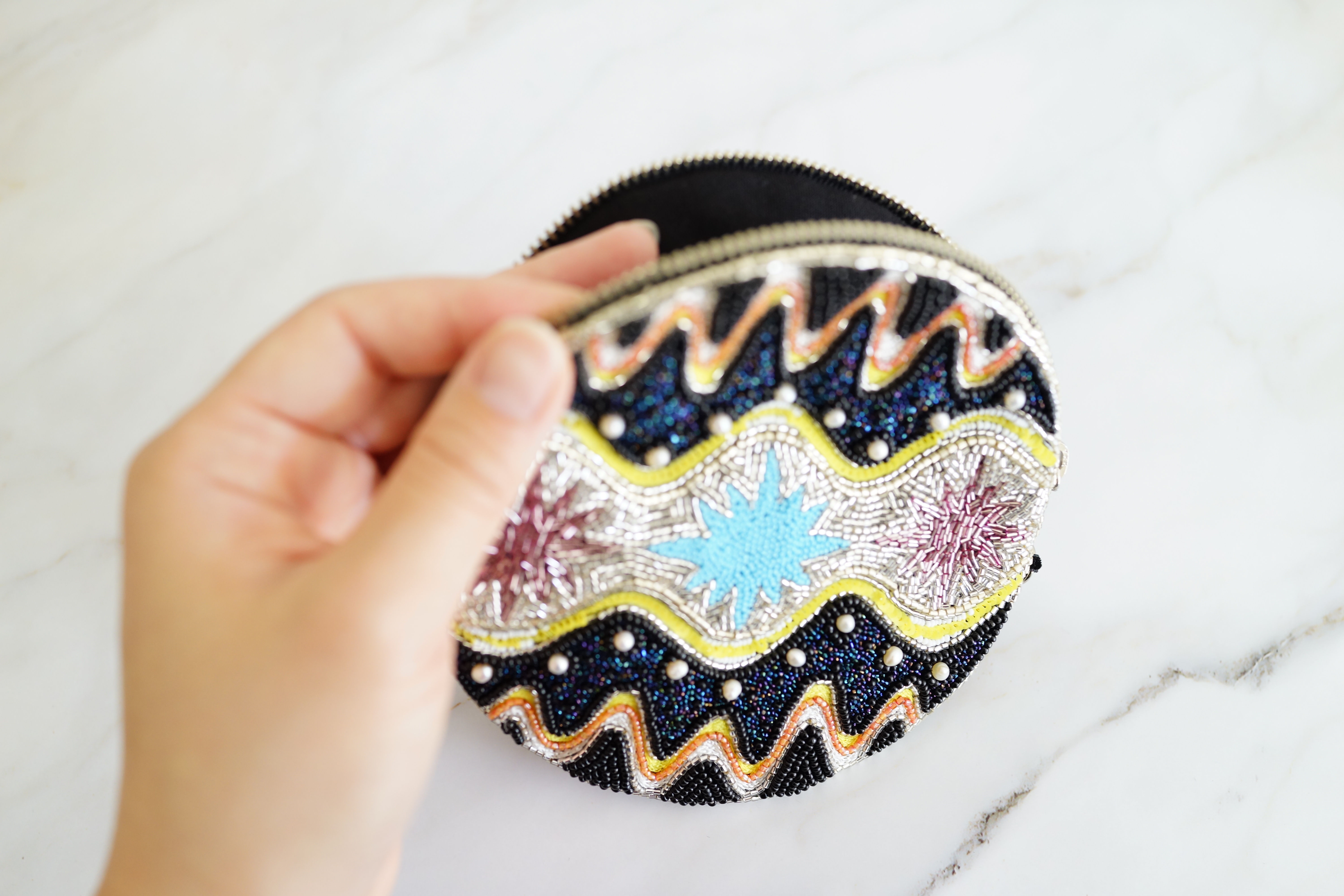 【刺繍ラウンドポーチ】 "UNIVERS!"