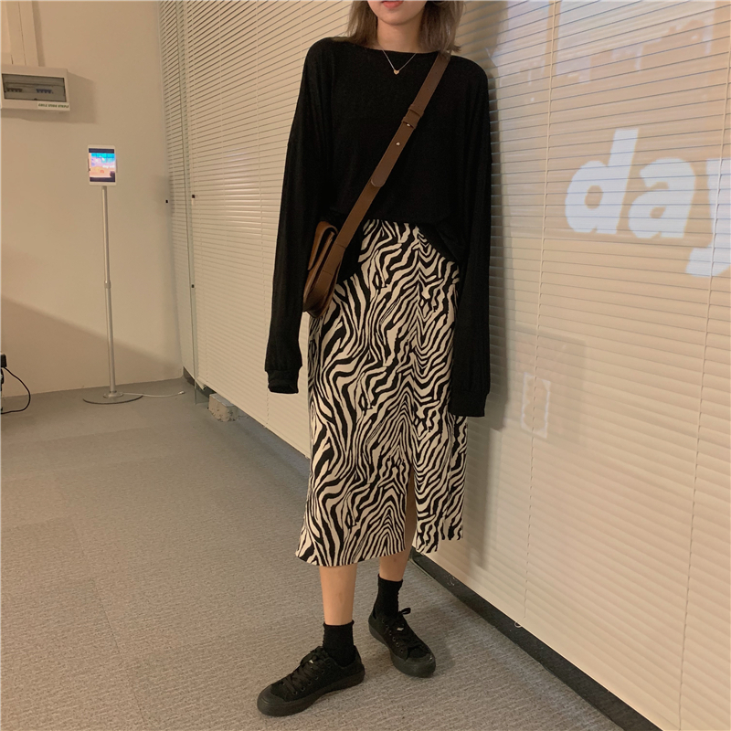 ss 長袖ブラックtシャツとゼブラ柄スカートのセットコーデ 韓国レディースファッション通販 Keatc ケット シー ss 長袖ブラックtシャツとゼブラ柄スカートのセットコーデ 韓国レディースファッション通販 Keatc ケット シー