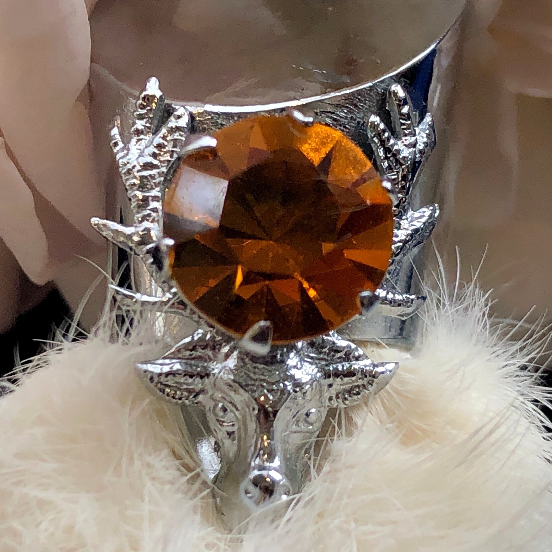 兎の足のお守りブローチ メルキュール骨董店