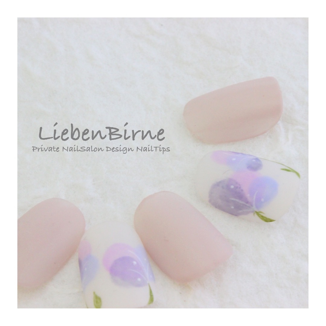ラベンダー色お花のネイル Liebenbirne ネイルチップ