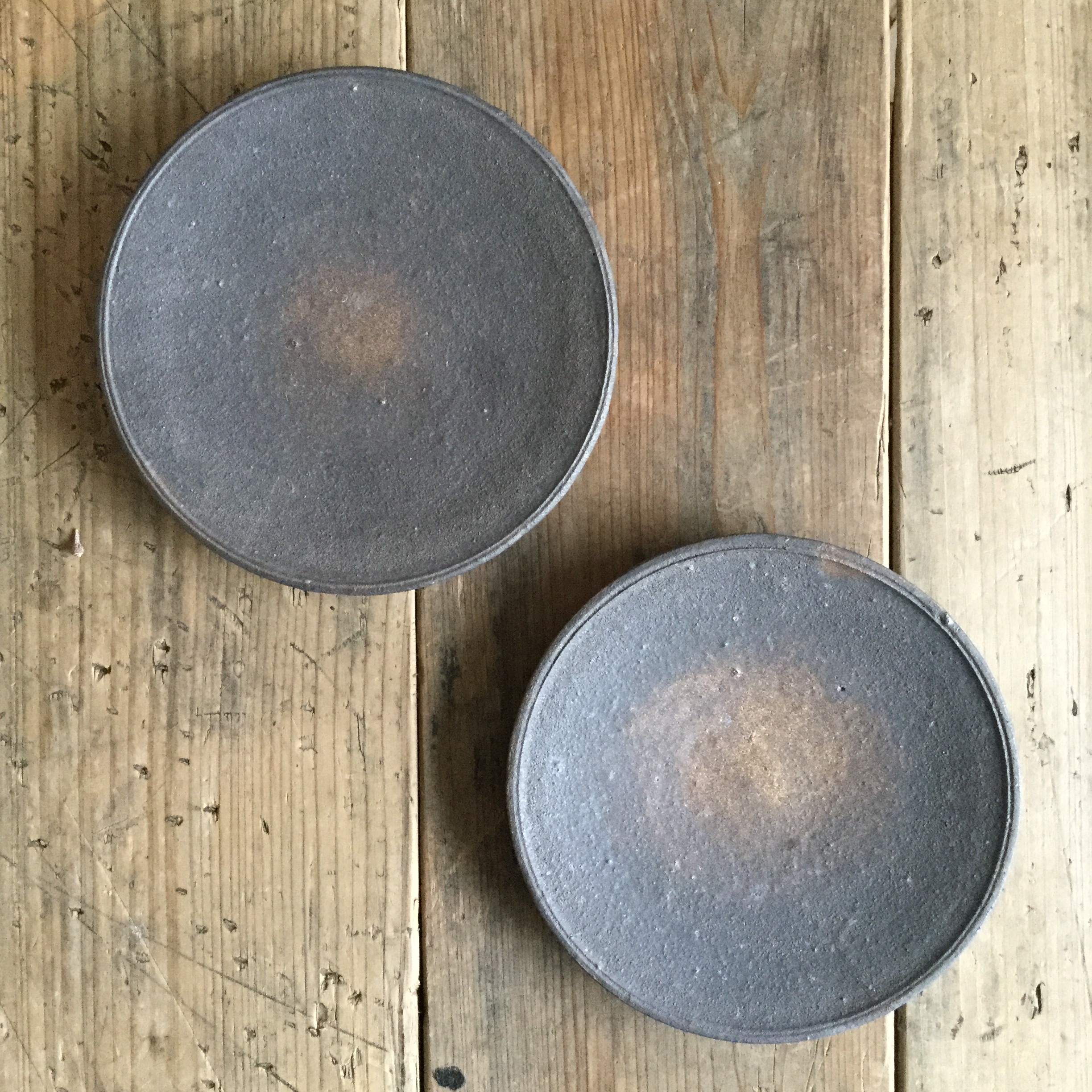 【恵山・小林耶摩人】 4寸皿 黒釉 φ12cm - 画像1