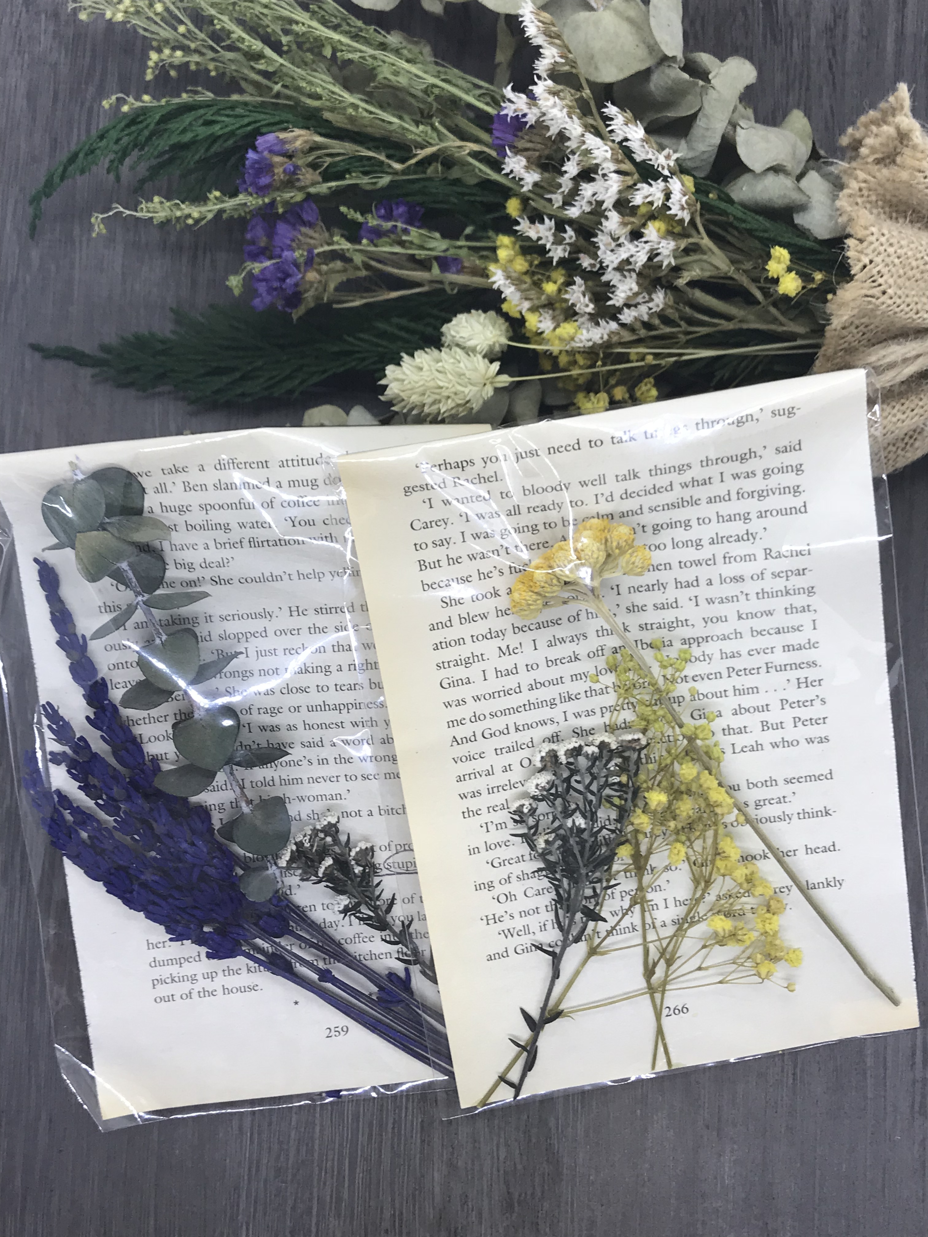 洋書とセットでオシャレ ドライフラワーのミニスワッグ Mikuy Flower