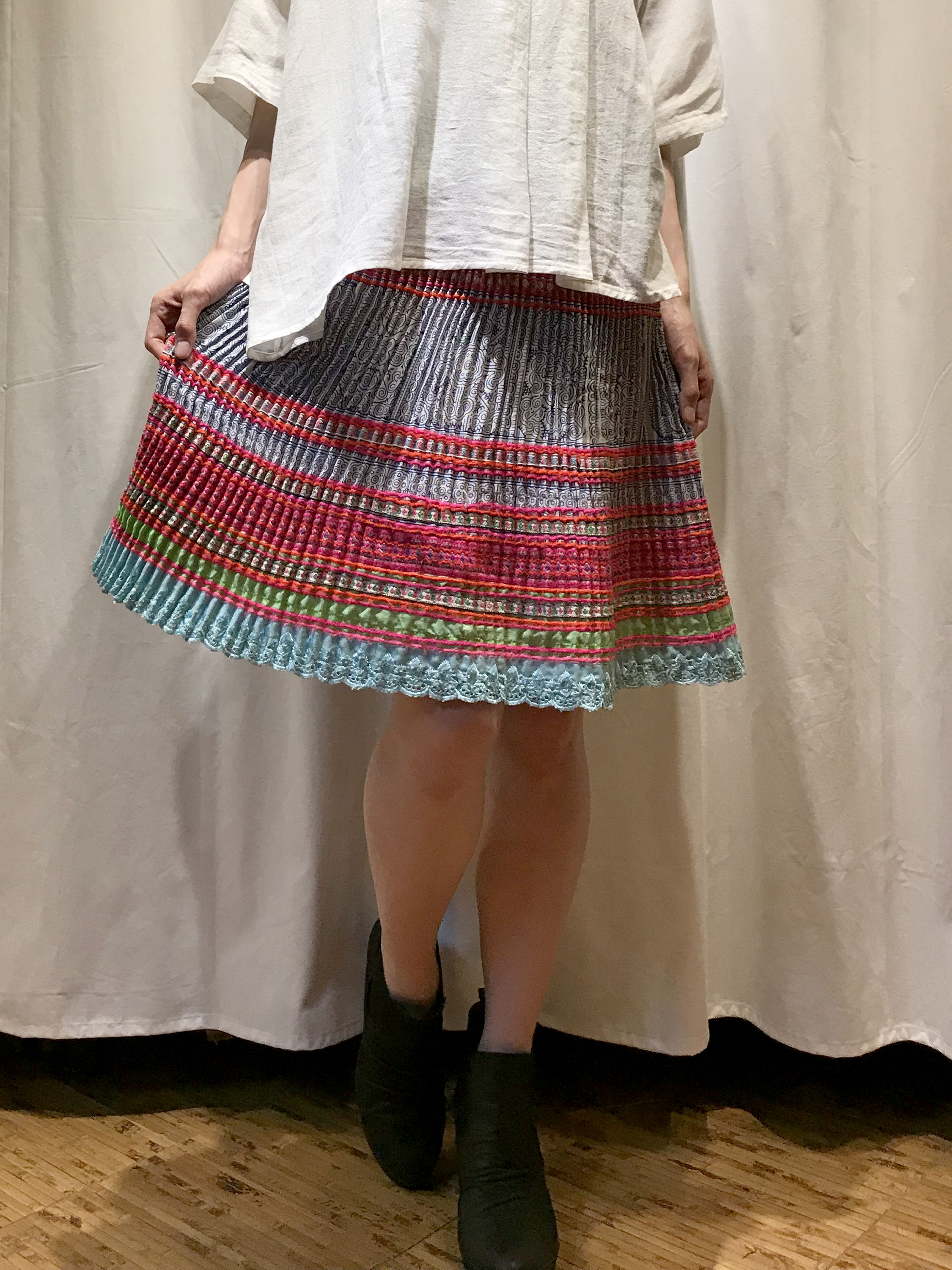 モン族 手刺繍 ミディアムプリーツスカート ピンク Rain Forest 大人のアジア服と雑貨