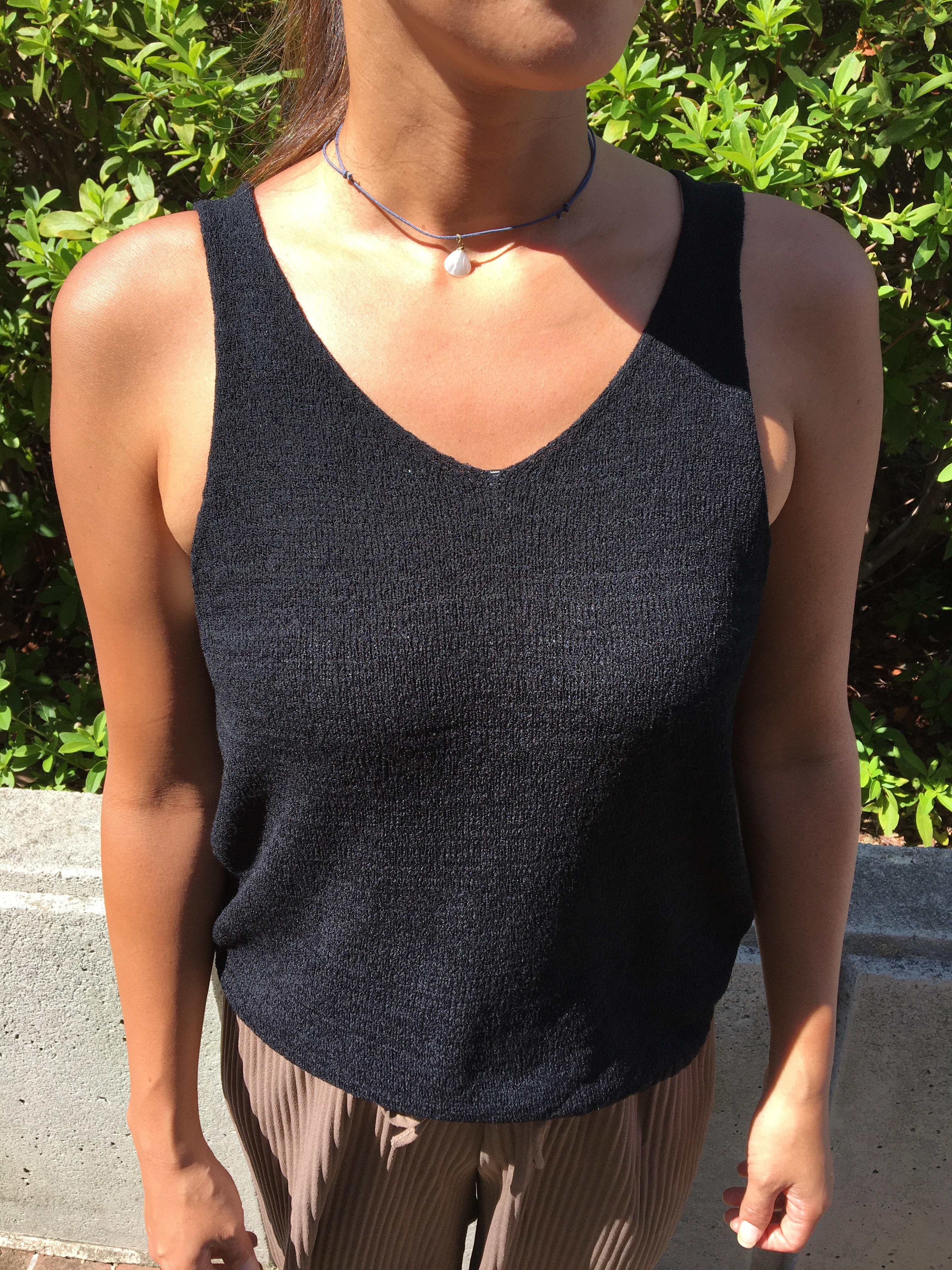 ブラック 黒 タンクトップ レディース ニット キャミソール Vネックアースカラー ヌーディ カラー シンプル Unbras