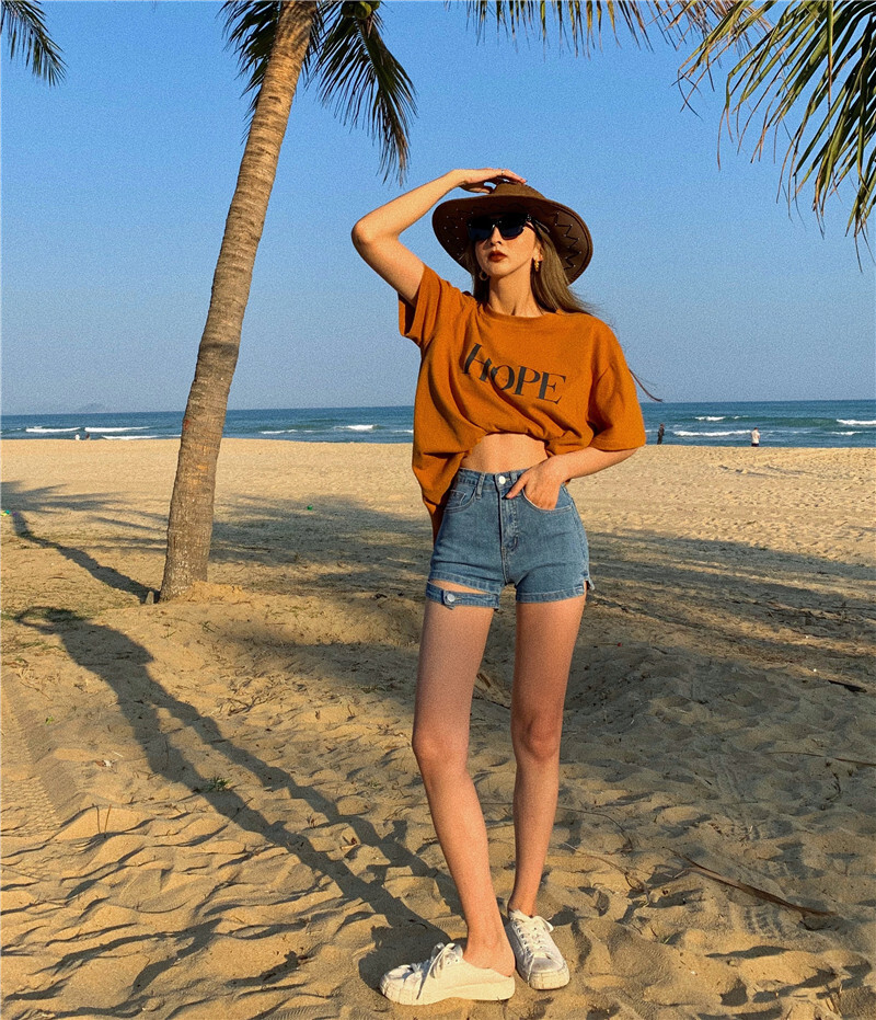 送料無料 2色 ホットパンツ ショートパンツ レディース デニム パンツ ミニ サイドスリット ボタン おしゃれ かっこいい セクシー クール 黒 個性的 シンプル スリム タイト 脚長 美脚 ブルー ライトブルー 水色 青 黒 ブラック 無地 大人かわいい こなれ感 インスタ映え