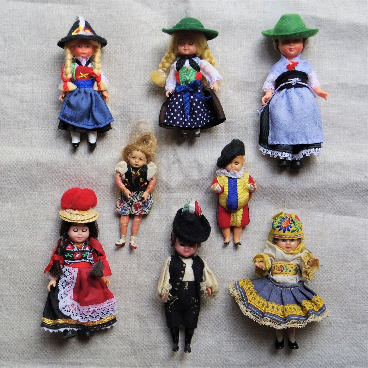 エア蚤の市 ちいさな民族衣装のお人形 Atelier Oneflower