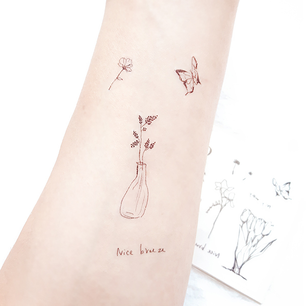 野花 花瓶 ちょうちょ 夜空 わたげの線画のタトゥーシール Acubi Drops