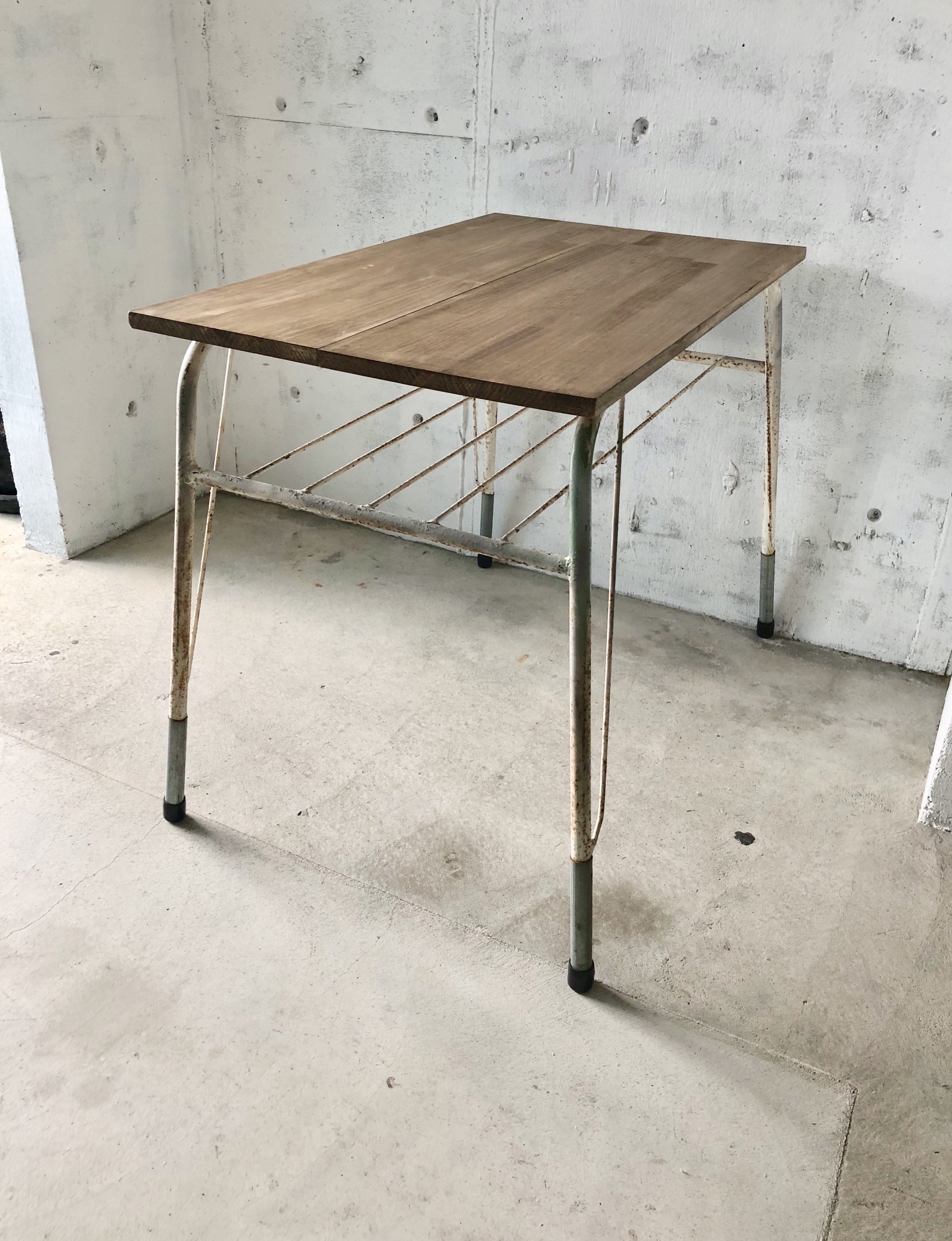 シャビーな白い鉄脚テーブル[古家具] giraffes craft