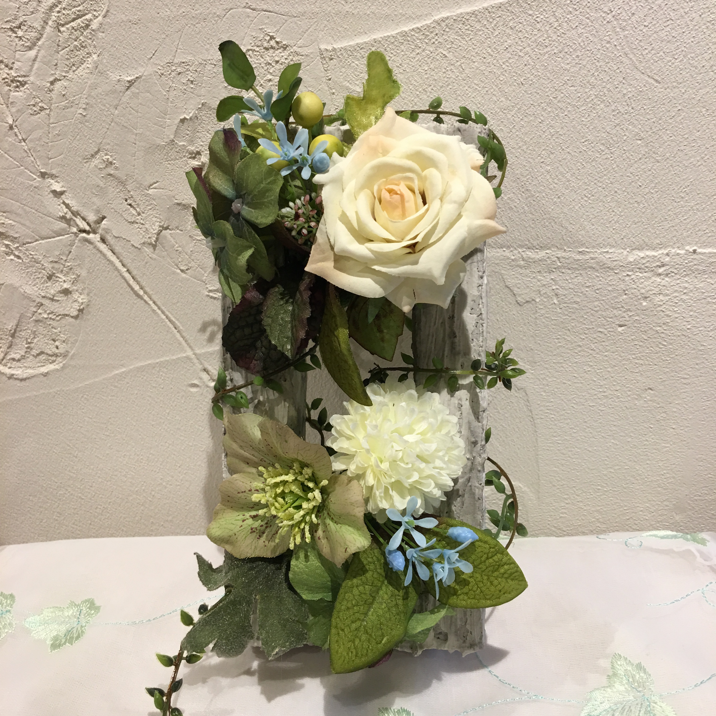 壁掛けインテリアシリーズ ホワイトローズにクリスマスローズを添えて Flower Tease フラワーティーズ