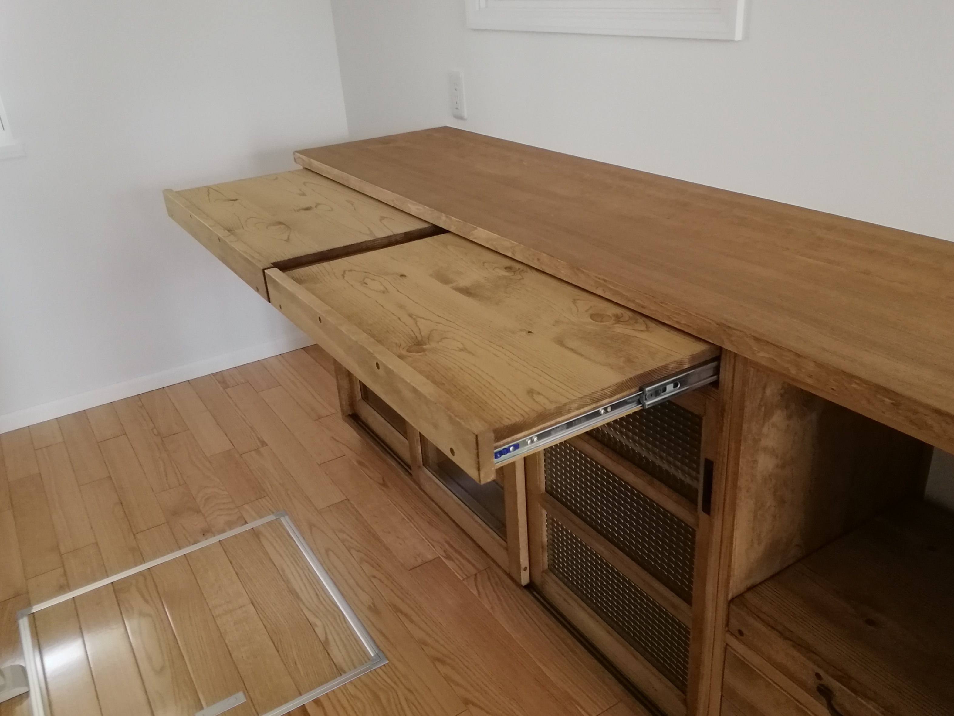 引き出し式のワークテーブル付きキッチンカウンター オーダー家具のKINOKA