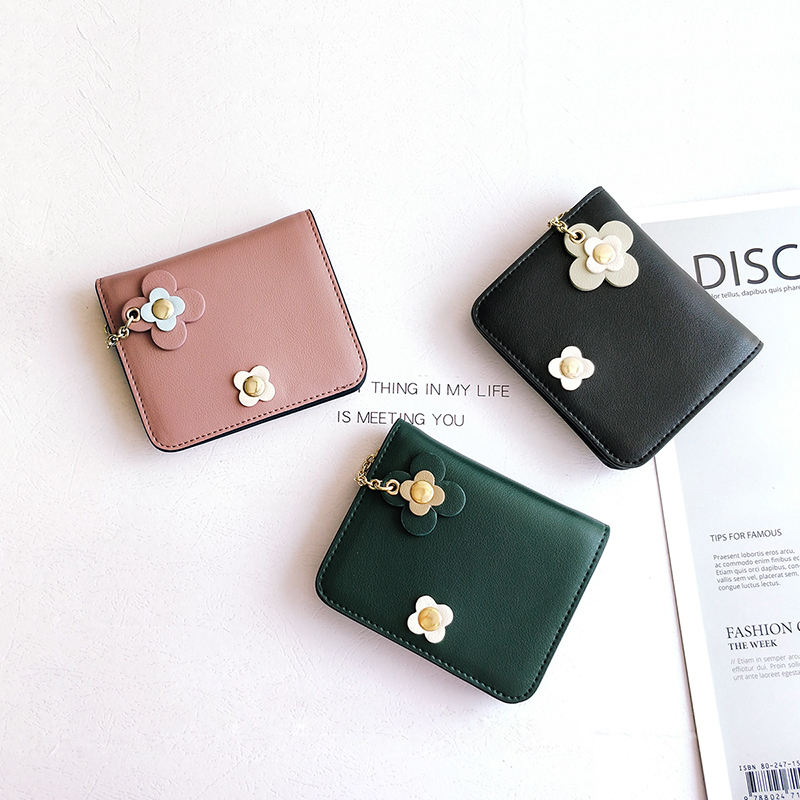 財布 レディース 二つ折り 小さめ コンパクト ミニ財布 かわいい おしゃれ お花 本革 牛革 チャーム ボタン ウォレット カード入れ 小銭入れ 誕生日 プレゼント 母の日 友達 お祝い 財布 小さい きれいめ 上品 普段使い ガーリー ラブリー キュート ミニマリスト 高級感