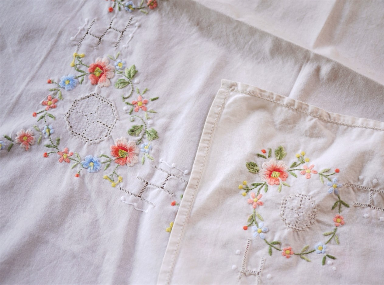 花刺繍のテーブルクロス リース花刺繍 薄桃色地コットン こりすのパン屋