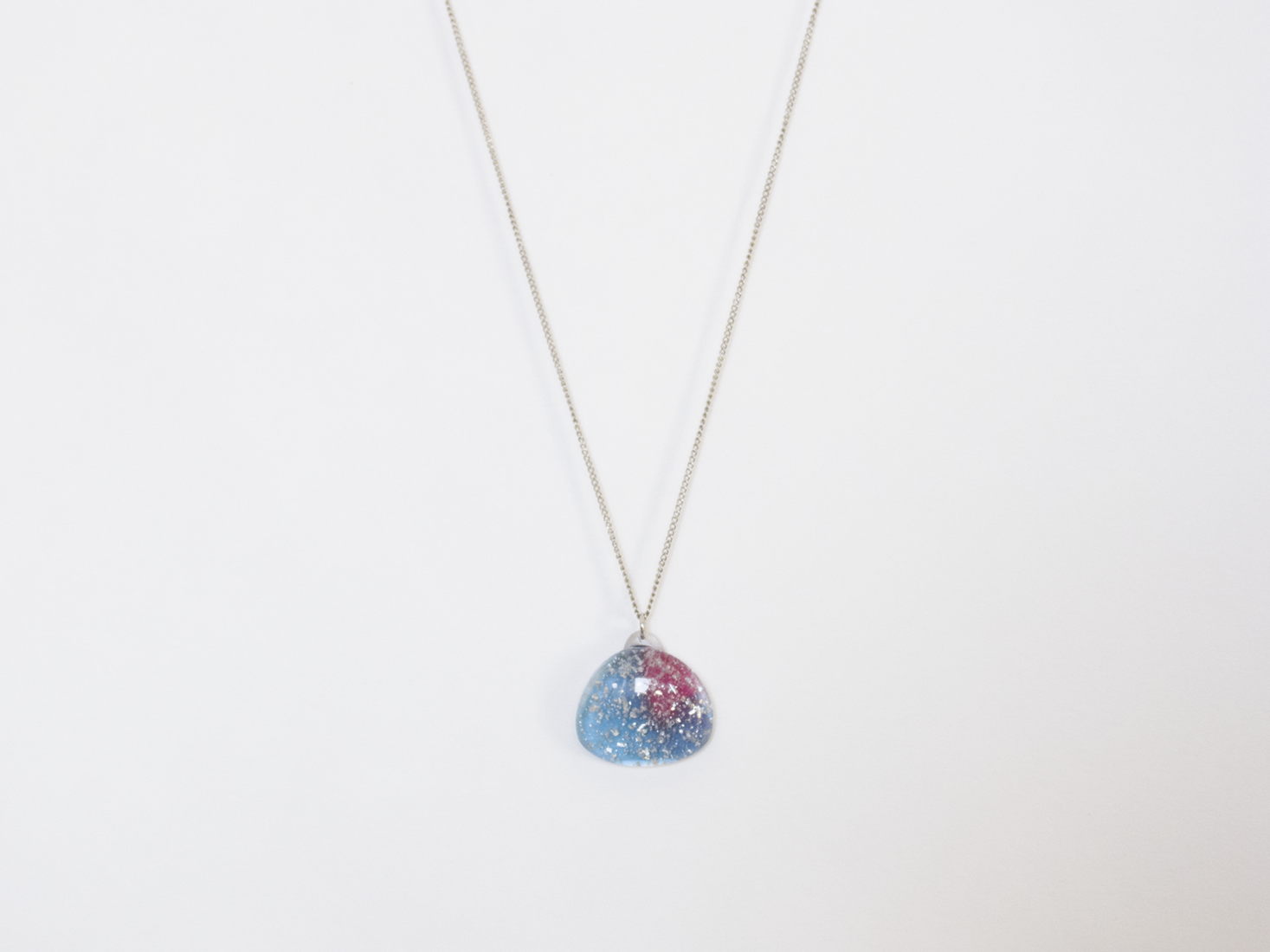 ピンクと青のキラキラ ガラス ネックレス Leitakeuchi