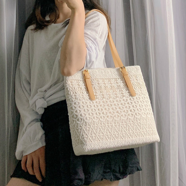 レース素材に加工を施したシンプルなデザインのトートバッグ シーズントレンド 春夏 トートバッグ 使いやすい 大人可愛い デートコーデ 通勤コーデ Ailla アイラ