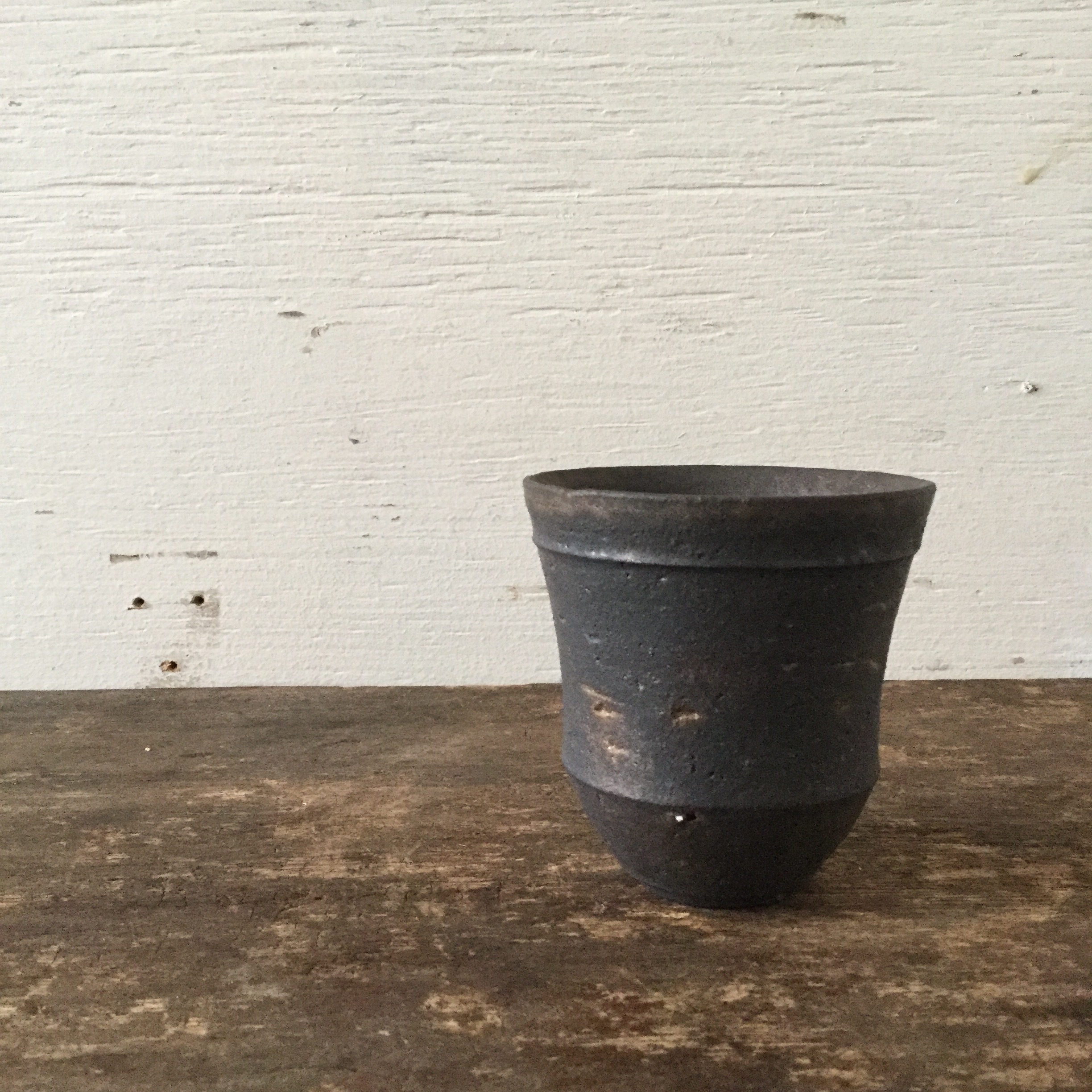 【恵山・小林耶摩人】 カップ 黒釉 φ7.5cm×h8cm - 画像1